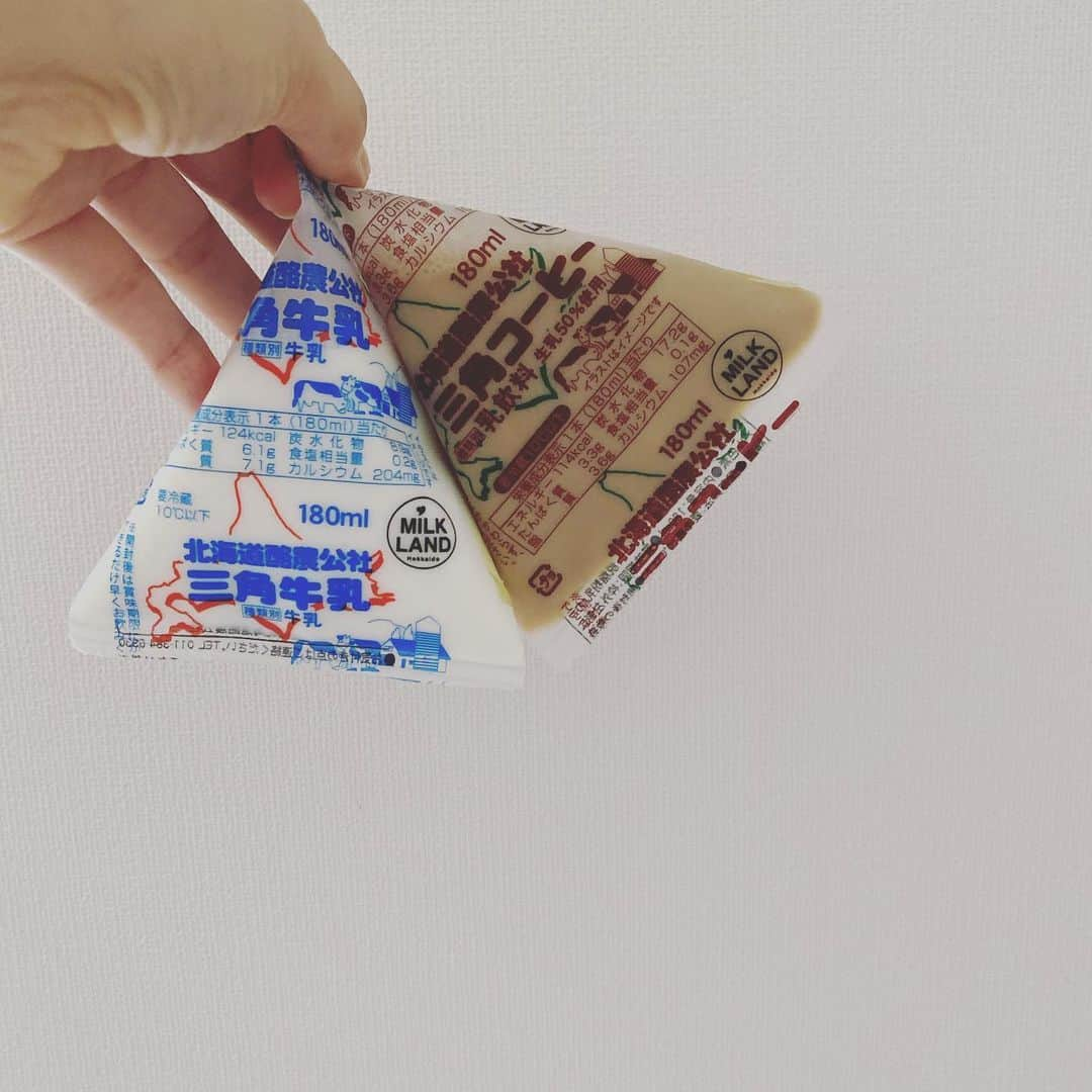 緒月遠麻さんのインスタグラム写真 - (緒月遠麻Instagram)「☺︎ 懐かしすぎて 一気飲み🐄♡ #三角牛乳 #🐮💬 大きくなれよ‼︎」5月27日 15時39分 - toma_ozuki