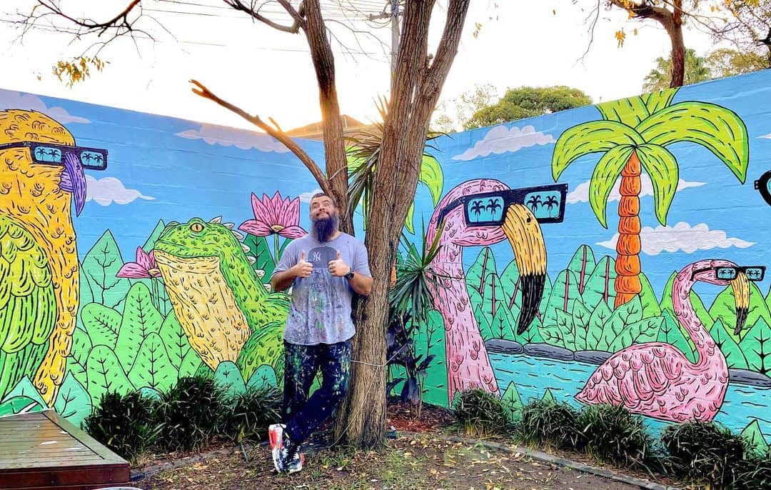 MULGAさんのインスタグラム写真 - (MULGAInstagram)「Good times nature vibed mural in Cush's courtyard. Cush's tropical hols had to be canned so she got me to bring the tropic vibes to her, now she's on hols everyday all day. Winning! 🌴😎⁣ ⁣ Hit me up if you want some wall art at your place. ⁣ ⁣ The story of The Flamingo Crew and friends 🦩🌴⁣ ⁣ Once there was a flamingo crew and they settled in a small island nation known as New Zealand. They lived in close proximity to NZ natives Cush the Kea and Tony the Tuatara and all of them had a penchant for  relaxing amongst the leaves. In between relaxing sessions amongst the leaves they would play long sessions of Boggle, the flamingo's were surprisingly good at Boggle because they were verocious readers and had excellent memory recall. However, Cush the Kea was most often the winner because of her highly competitive temperament and never die attitude. As they say, your attitude determines your altitude. ⁣ ⁣ The End⁣ ⁣ #mulgatheartist #tarplife #flamingo #flamingoart #muralart #kea #tuatara」5月27日 15時48分 - mulgatheartist