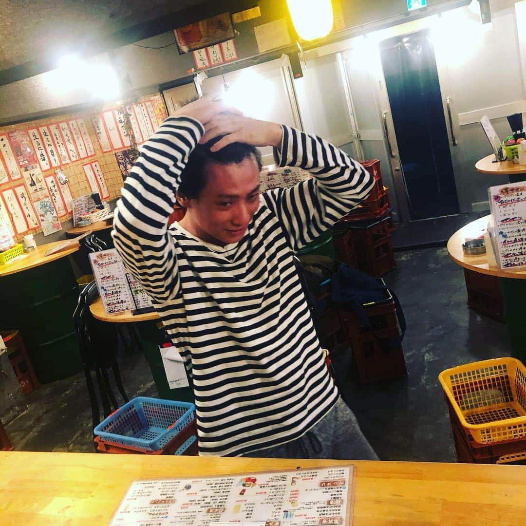 どんがめ三宮総本店のインスタグラム：「［2020-05-27］ヒデです！ . . 本日限定！ボーダーの服で御来店で... #生ビール終日190円  #どんがめ  三宮限定 #店内をシマシマに #店内シマシマ計画 #ボーダー割　#三宮　#馬肉メンチカツ  あるよ #シマウマメンチカツは無いよ  byちょあ」