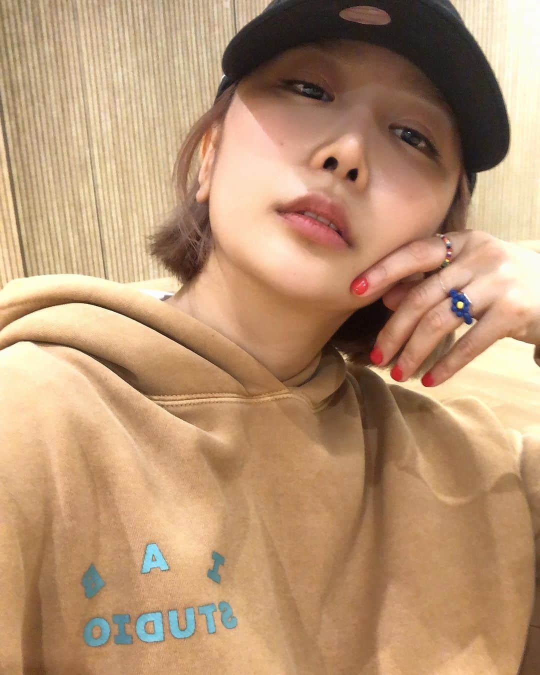 ジェアのインスタグラム：「연습후 거울셀카..찍으려 했으나 이거 되게 힘든 거 였구나 100장찍어 실패하고 결국엔 걍 셀카 ㅋㅋㅋ 🤣😅」