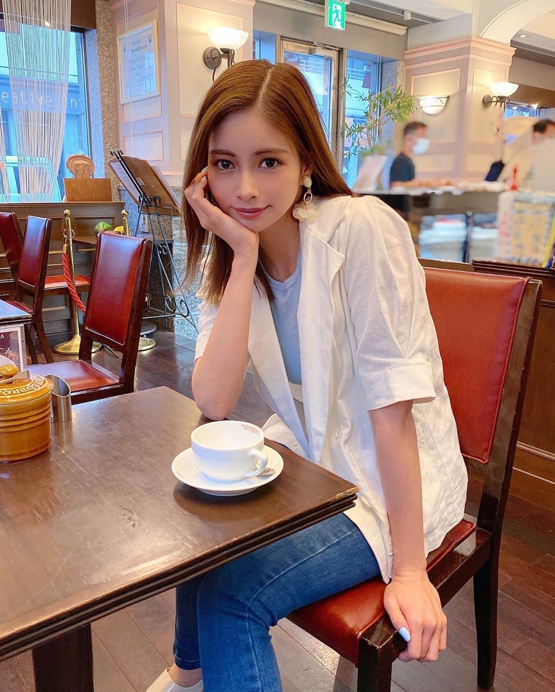 のインスタグラム：「自粛期間中ドラマにハマって そのドラマに出てる可愛い子の ファッションやメイクを真似したくなって まんまと影響を受ける。🙄 わかる？分かる？わかる？！？！ ・ ・ ・ 引き続き、マスク手洗いアルコール消毒 無駄な外出は控えていきます！ お仕事は全力で頑張ります🔥 ・ ・ ・ ・ ・ ・ ・ ・ ・ ・ ・ ・ ・ ・ #カフェ#チョコレート#チョコ#おうち時間#おうちカフェ#おうちごはん#テイクアウト#カフェ巡り#渋谷#代々木#ミュゼドゥショコラテオブロマ#スイーツ#おやつ#仕事#お散歩#春服#ヘアスタイル#お買い物#グルメ#食べ歩き#ナチュラルスタイル#ダイエット#ドラマ#韓国ドラマ#ファッション#chocolate#sweets#walking#stayhome#コロナに負けるな」