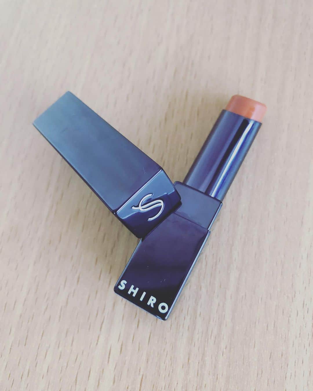 益田麻衣のインスタグラム：「お気に入りのテラコッタ系リップ。 💄shiro 9102 カッパーブラウン 　唇が荒れやすい私も、下地のリップクリームいらず！ 保湿抜群で、ジンジャーの香りも◎  #shiro #ジンジャーリップスティック #リップ #リップスティック #口紅 #メイクアップ #メイク #ファッション #コスメ #コスメ購入品 #コスメ大好き #テラコッタ #オレンジメイク #ブラウンメイク」