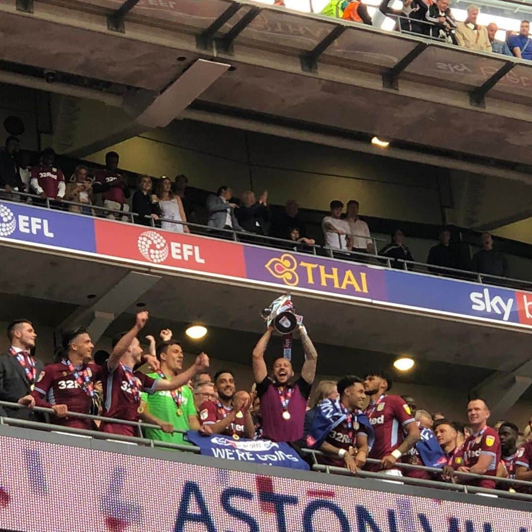 アラン・ハットンさんのインスタグラム写真 - (アラン・ハットンInstagram)「#OTD in 2019 a very special moment in my Aston Villa career #utv 💜 @avfcofficial」5月27日 16時09分 - hutton02