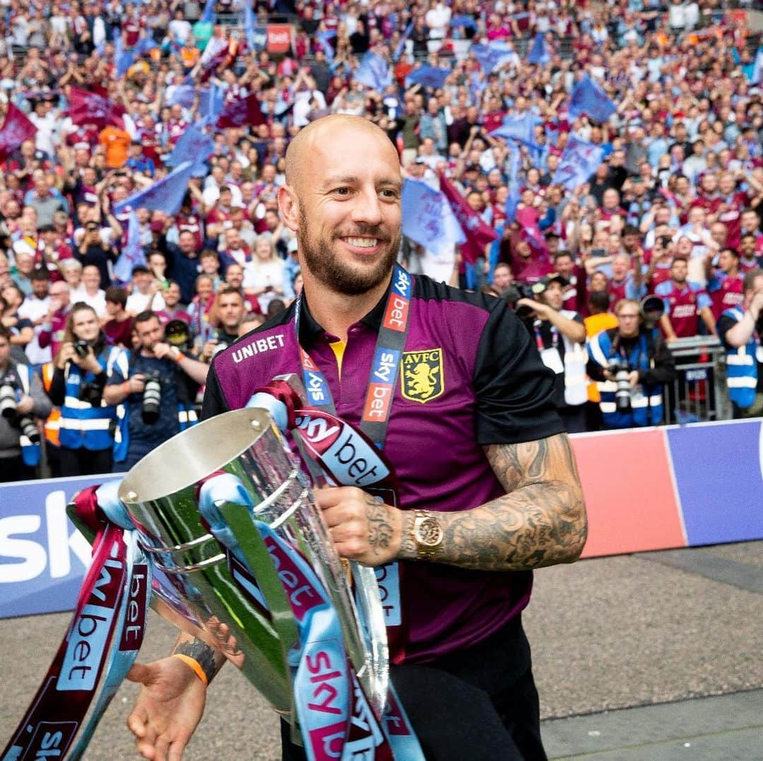 アラン・ハットンさんのインスタグラム写真 - (アラン・ハットンInstagram)「#OTD in 2019 a very special moment in my Aston Villa career #utv 💜 @avfcofficial」5月27日 16時09分 - hutton02