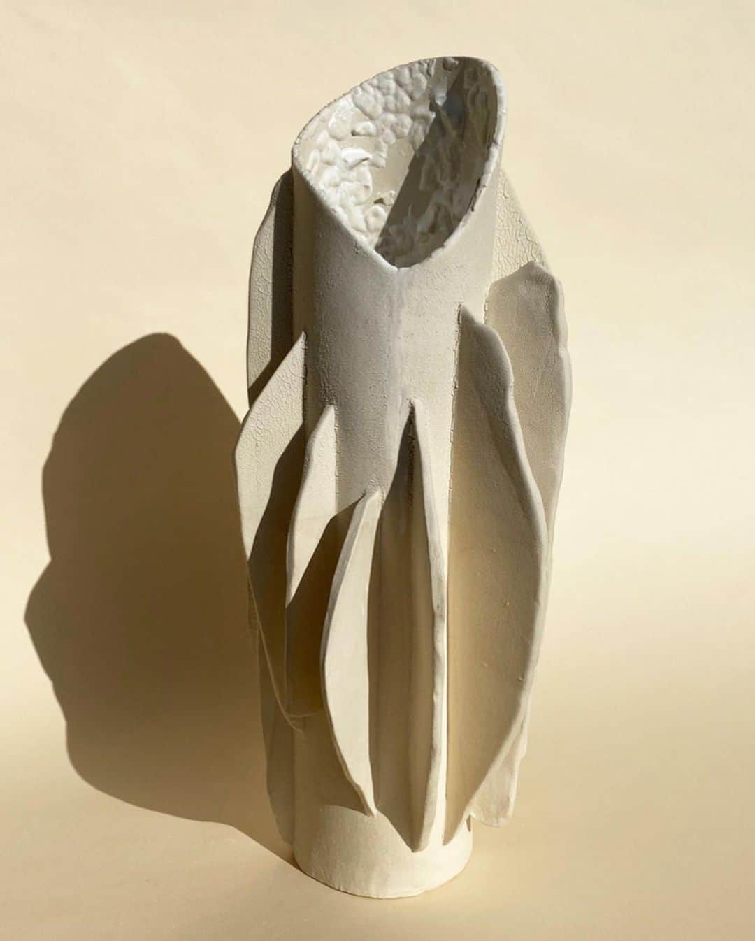 アポロジーさんのインスタグラム写真 - (アポロジーInstagram)「Coral inspired vase  Mat crackled Glaze  Weirdly cool ! /// /// Le vase un peu corail Émaux craqués mat Bizarrement cool ( ͡° ͜ʖ ͡°) #studio #creation #coral #vase #ceramic #sculpture #homedecor」5月27日 16時10分 - olivia_cognet