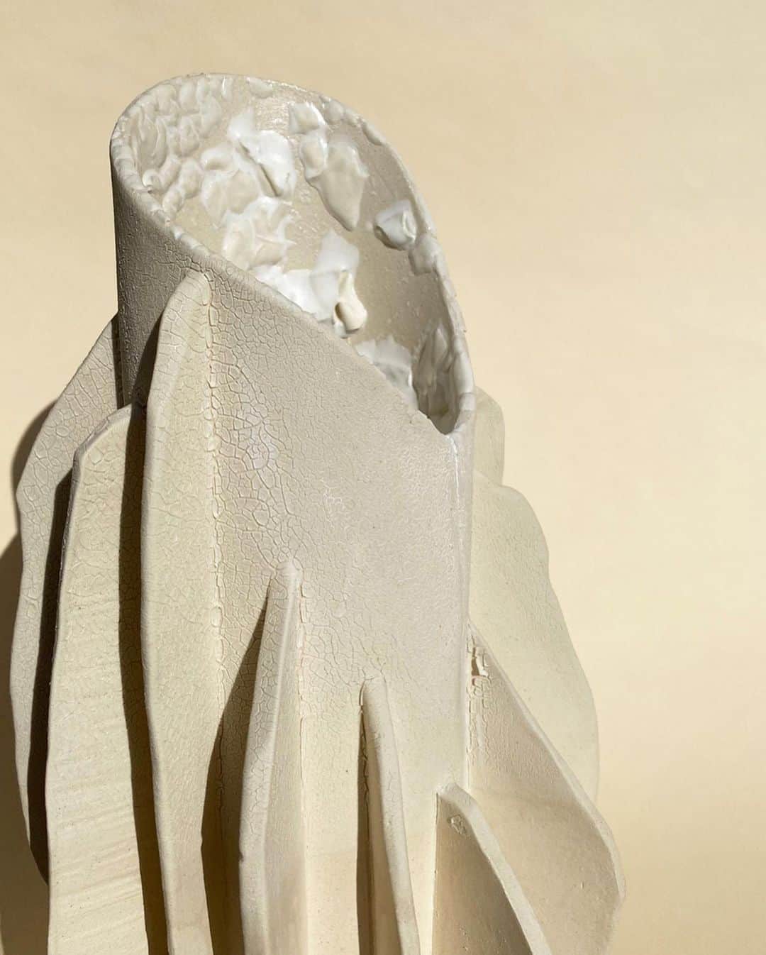 アポロジーさんのインスタグラム写真 - (アポロジーInstagram)「Coral inspired vase  Mat crackled Glaze  Weirdly cool ! /// /// Le vase un peu corail Émaux craqués mat Bizarrement cool ( ͡° ͜ʖ ͡°) #studio #creation #coral #vase #ceramic #sculpture #homedecor」5月27日 16時10分 - olivia_cognet