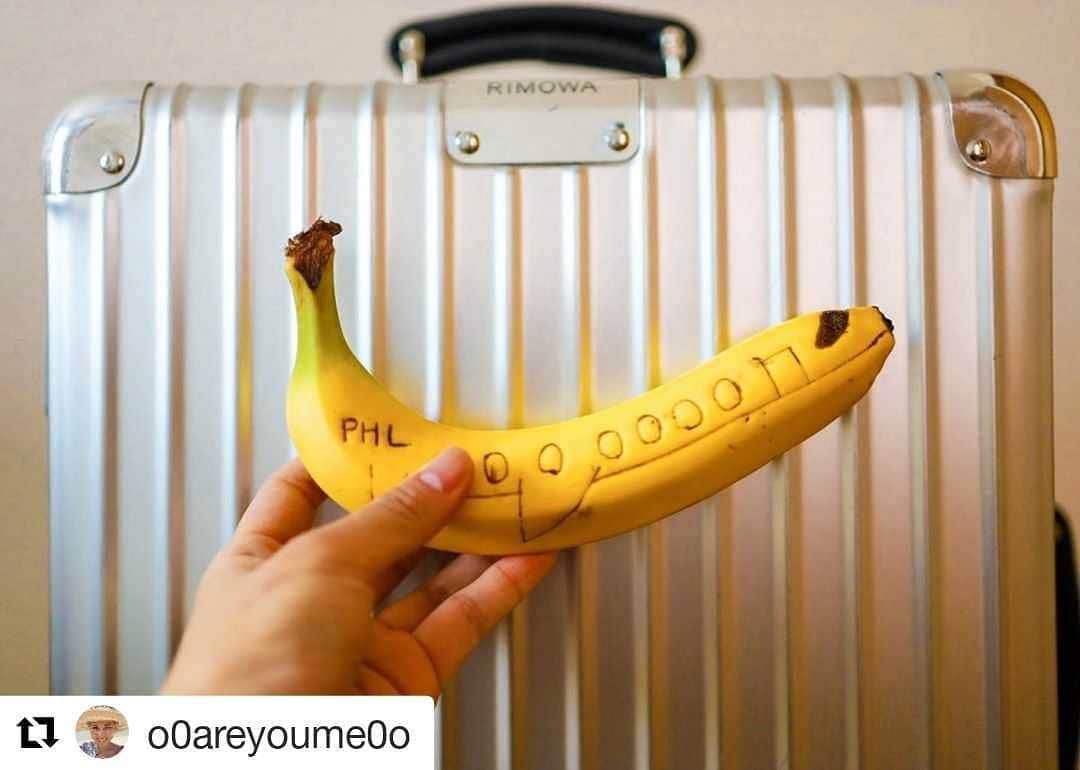 Dole_jp ドール ジャパンのインスタグラム：「バナナの形と飛行機の離陸の姿がピッタリですね✈️！ ご家族みなさんが無事にフィリピンへ到着できますように✨ . . #Repost @o0areyoume0o (@get_repost) ・・・ バナペンって知ってる？🍌﻿ .﻿ .﻿ .﻿ バナペンとはバナナに文字が書けるペン！﻿ インクは可食性のお酢でできているので安心。﻿ 細いペンで細かい文字も綺麗に書き込めるよ！﻿ ﻿ @dole_jp さんにいただいたバナナ約80本とともに楽しく毎日お絵描きしてます。﻿ ﻿ 投稿は飛行機っぽくしてみたんだけどどうかな？﻿ もうじき旅立つフィリピンに家族揃って﻿ 無事にたどり着けますようにという願いを込めて！﻿ ﻿ #DoleBananaSmile #PR」