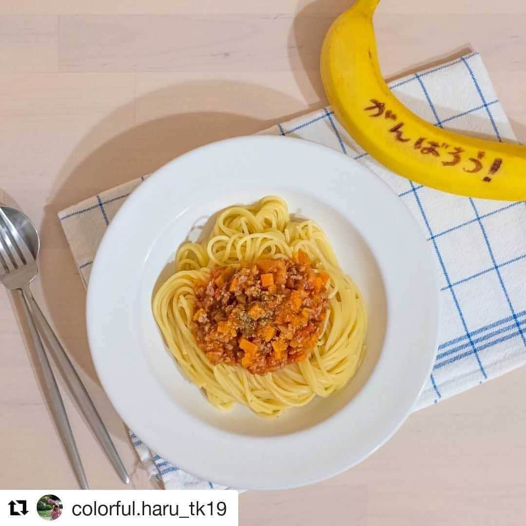 Dole_jp ドール ジャパンのインスタグラム：「キャンペーンへのご参加ありがとうございます🎵 メッセージ付きのバナナ🍌 そっと添えてあるだけでも気持ちが伝わりますね😚 . . #Repost @colorful.haru_tk19 (@get_repost) ・・・ . 今回スナップマート @snapmart.jp にて、 「Doleバナナスマイルキャンペーン」に選んでいただきました♩ . たくさんのバナナ🍌と一緒に送られてきたのは、 バナナにメッセージが書けるドールの「バナペン」 . 仕事や勉強など、大変な毎日を送っている家族に、 メッセージを書いたバナナで応援！ . がんばろう、ありがとう、ファイト！なんてバナナ書いてあったら、嬉しいですよねー♡ . いつもがんばる家族や自分に、メッセージを送る機会が増えました。 バナナも甘くて美味しかったー🍌 . . . #DoleBananaSmile  #PR @dole_jp #StayHome」