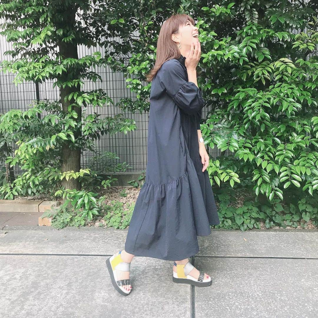 潮田玲子さんのインスタグラム写真 - (潮田玲子Instagram)「今日は撮影に行ってきましたー！ なかなか新鮮な撮影でした🤓  @mariakamiyama と @naturalbeautybasic_official のコラボワンピ着てテンション上げて行ってきましたよー🥰🙌 着やすさ抜群、そして何よりシルエット可愛いのに甘すぎずで着やすい☝️ 襟元も素敵よん💘  #ワンピース #気分上げてこ #神山まりあちゃん #ナチュラルビューティーベーシック #コラボワンピース  #二枚目なんなん？ #爆笑でした🤣」5月27日 16時14分 - reikoshiota_official