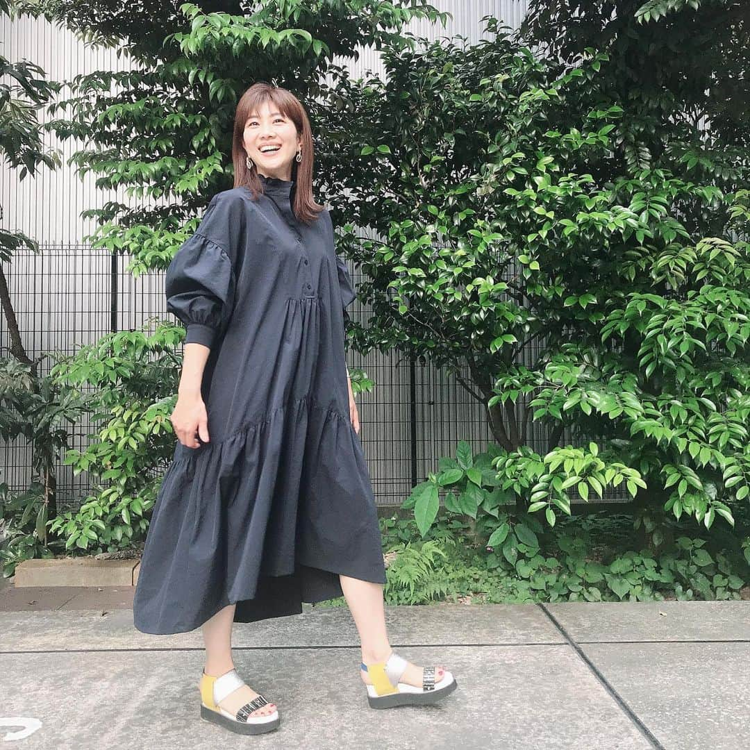 潮田玲子さんのインスタグラム写真 - (潮田玲子Instagram)「今日は撮影に行ってきましたー！ なかなか新鮮な撮影でした🤓  @mariakamiyama と @naturalbeautybasic_official のコラボワンピ着てテンション上げて行ってきましたよー🥰🙌 着やすさ抜群、そして何よりシルエット可愛いのに甘すぎずで着やすい☝️ 襟元も素敵よん💘  #ワンピース #気分上げてこ #神山まりあちゃん #ナチュラルビューティーベーシック #コラボワンピース  #二枚目なんなん？ #爆笑でした🤣」5月27日 16時14分 - reikoshiota_official