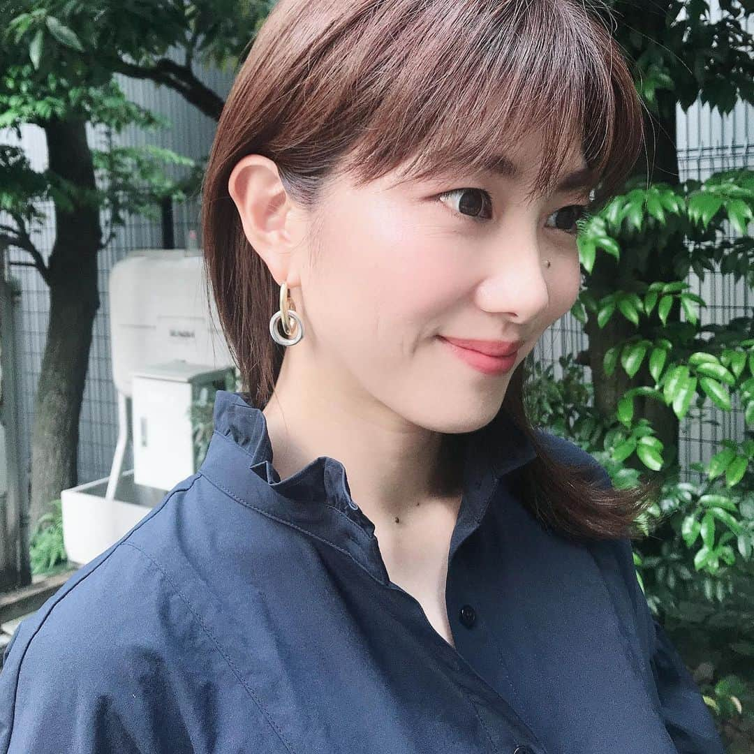 潮田玲子さんのインスタグラム写真 - (潮田玲子Instagram)「今日は撮影に行ってきましたー！ なかなか新鮮な撮影でした🤓  @mariakamiyama と @naturalbeautybasic_official のコラボワンピ着てテンション上げて行ってきましたよー🥰🙌 着やすさ抜群、そして何よりシルエット可愛いのに甘すぎずで着やすい☝️ 襟元も素敵よん💘  #ワンピース #気分上げてこ #神山まりあちゃん #ナチュラルビューティーベーシック #コラボワンピース  #二枚目なんなん？ #爆笑でした🤣」5月27日 16時14分 - reikoshiota_official