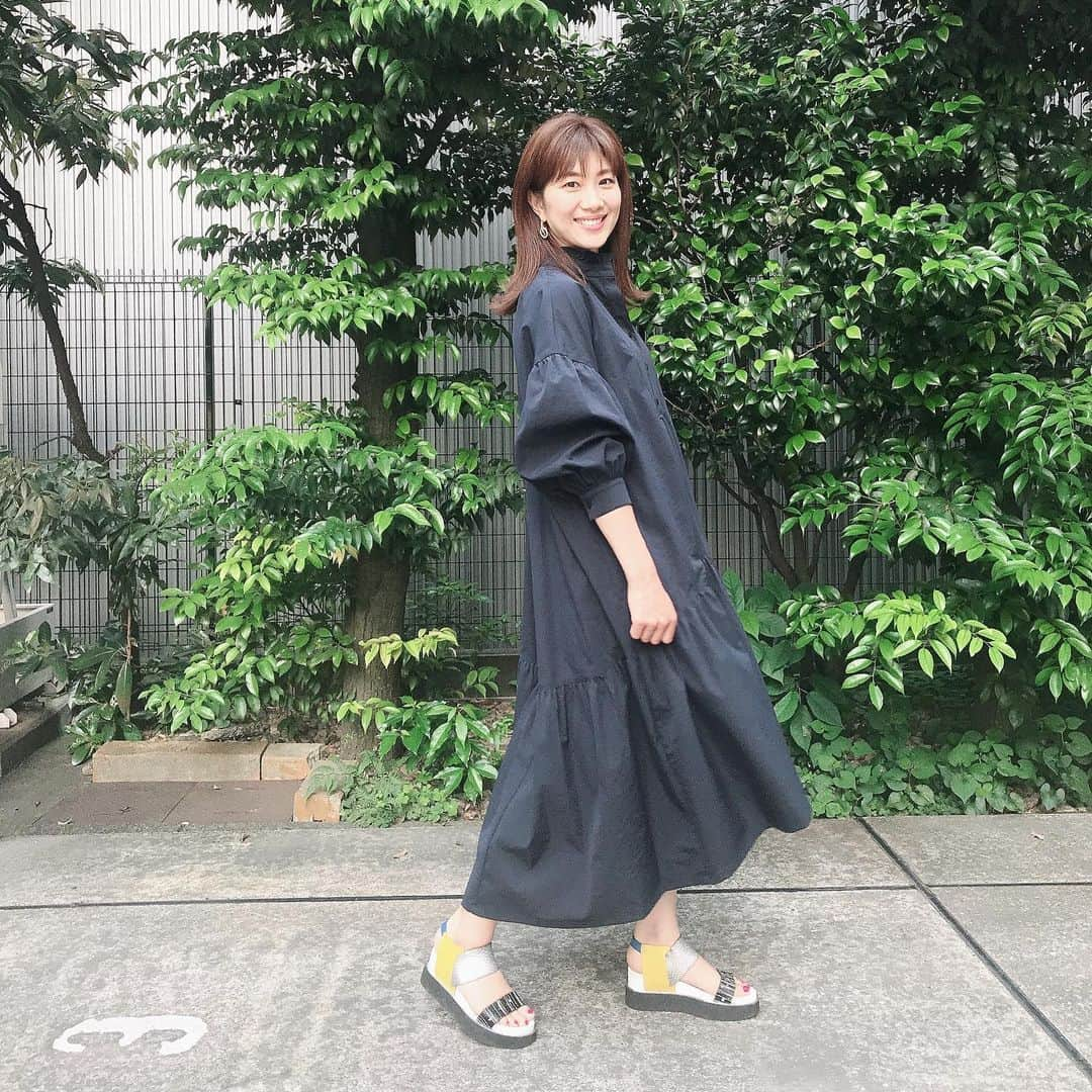 潮田玲子さんのインスタグラム写真 - (潮田玲子Instagram)「今日は撮影に行ってきましたー！ なかなか新鮮な撮影でした🤓  @mariakamiyama と @naturalbeautybasic_official のコラボワンピ着てテンション上げて行ってきましたよー🥰🙌 着やすさ抜群、そして何よりシルエット可愛いのに甘すぎずで着やすい☝️ 襟元も素敵よん💘  #ワンピース #気分上げてこ #神山まりあちゃん #ナチュラルビューティーベーシック #コラボワンピース  #二枚目なんなん？ #爆笑でした🤣」5月27日 16時14分 - reikoshiota_official