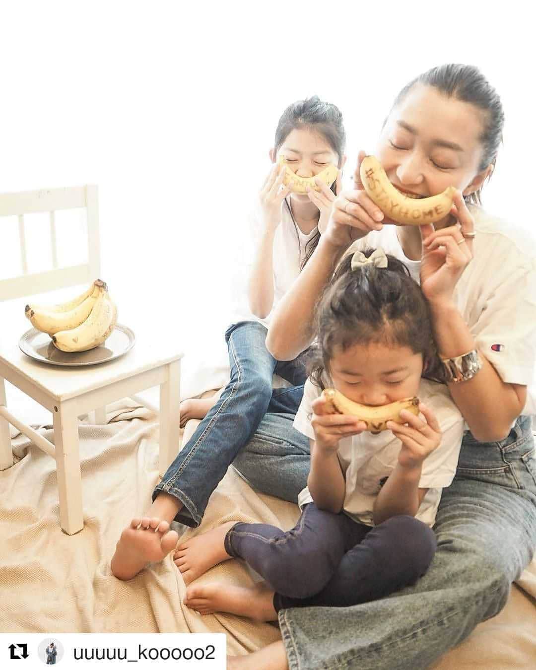 Dole_jp ドール ジャパンのインスタグラム：「アンバサダーへのご参加ありがとうございます📷✨ 運動会のおやつにメッセージを書いたバナナで応援‼️ とっても楽しそうですね！ . . #Repost @uuuuu_kooooo2 (@get_repost) ・・・ ✴︎ BANANA … 🍌 ‘ ’ Dole @dole_jp × Snapmart @snapmart.jp #doleバナナスマイルキャンペーン でアンバサダーに🍌 ‘ ’ 甘くて柔らかくて美味しいたーくさんの #極撰バナナ でお家の中が良い香りで子供達と笑顔に🤍 ‘ ’ ‘ 食べる前は バナナの皮にドールの #バナペン でお絵描き🖋 ‘ ’ 長女は #ガンバレ 次女は #ママパパ って🤍 ‘ ’ こうやってメッセージを書いて お弁当のデザートに入れたら喜んでくれそうだな〜🍙 運動会の時とか良いかも👌🏻 ‘ ’ ‘ ワタシはこの何ヶ月で感じたとても大事なワード #smile #love #stayhome 🍌 ’ ’ 笑顔は絶やさずに。 愛は大切に抱えて。 家にいられることの有り難さ。 ‘ そして 昨日解除された緊急事態宣言に 少しの安心と心配を感じて。 ‘ ’ ’ こうしたちょっとしたアクションがおうちで過ごす皆の笑顔に繋がりますように…🕊 ‘ ’ ‘ ’ ‘ Thank you @dole_jp @snapmart.jp …☻ ‘ ‘ ‘ #dole #dolebananasmile #バナナ #バナペン #doleバナナ #バナナ好き #極撰バナナ #極撰 #家族写真 #おうち時間 #女の子ママ #mama #pr #mamagirl #ikumama #家族コーデ #お弁当おかず #お弁当デザート #デザート #デコおやつ #おやつタイムphoto」