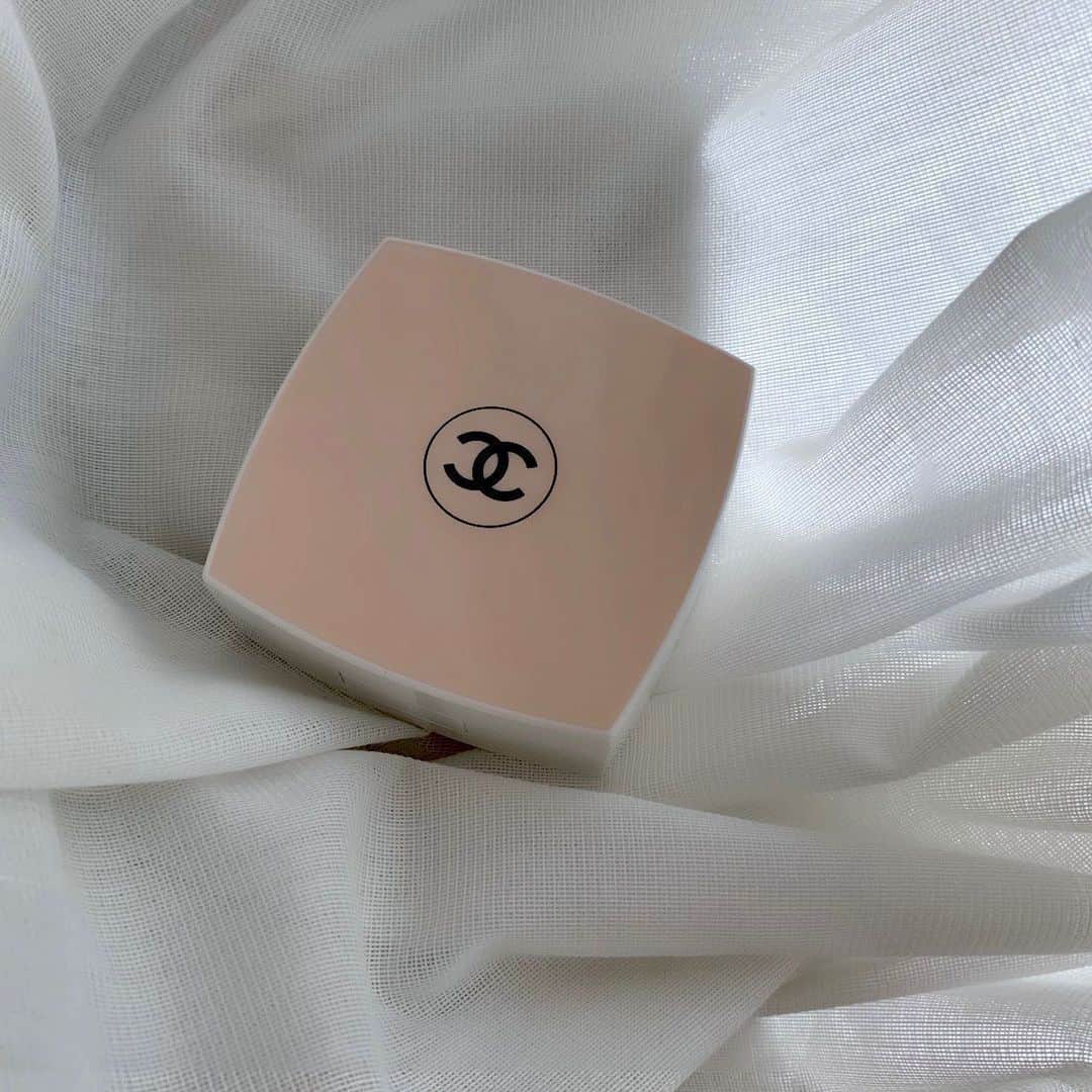 aki_closetのインスタグラム：「. CHANEL LE BLANC TONE UP ROSY TOUCH . #stayhome 中に大活躍してるクッション下地 . ありがちな限定&パケ買いだったけど、使って納得。  薄付きでカバー力もありながら 肌のトーンも艶も出る。 最近はファンデなしでこれ一つ。 .  朝メイクが終わって鏡を見ると キレイな艶肌に毎日気分が上がる♡ . #chanelleblanc  #chanelmakeup」