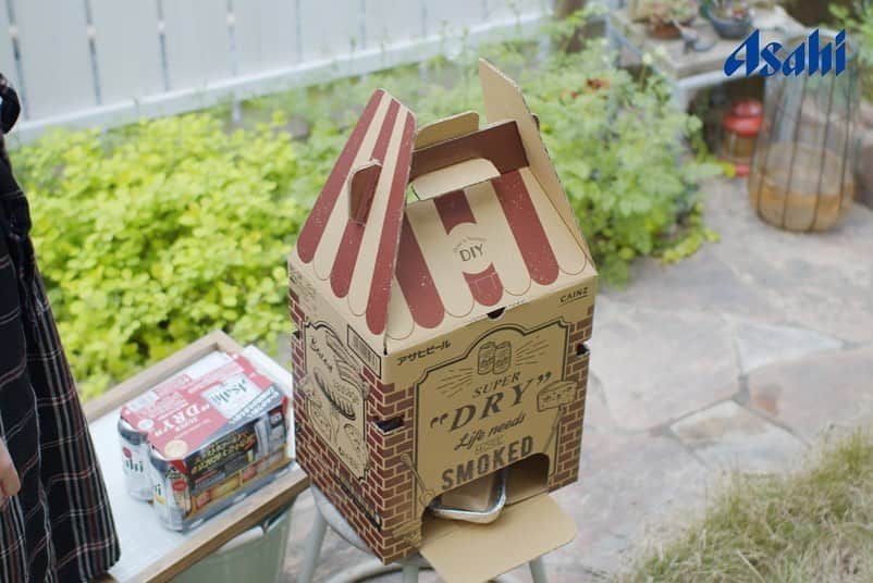のインスタグラム：「【アサヒ×cainz】 最近人気の、おうちでの燻製料理。アサヒビールは、今回のデザイン展で、燻製ができるグッズとスーパードライをセットにしました。ケースの箱を組み立てれば燻製器の完成！中には、スーパードライ(350ml)24缶、金網、スモークウッド、アルミ受皿が入っています。煙を閉じ込める箱は、水に濡れなければ繰り返しの使用が可能で、不要になればダンボールとして廃棄できるエコな仕様。 手作りの燻製料理なら美味しさも倍増、さらにビールが進みますね。ホームパーティーやBBQなどで家族みんなで作れば、今までにないアウトドア体験を楽しめます。 . スーパードライ 燻製パック 価格 5,280円(税込) . 詳しくはこちら http://www.cainz.com/jp/design_exhibition/item/4901004052643.html . ※一部店舗によりお取り扱いがない場合がございます。ご了承ください。 ※限定品により、なくなり次第終了となります。 . #カインズデザイン展vol5 #アサヒ #アサヒビール #スーパードライ #燻製 #金網 #スモークウッド #受け皿 #アウトドア #限定パック #designexhibition #asahi #superdry #smoked #outdoor #cainz #cainzhome #カインズ #カインズホーム #くらしにららら」