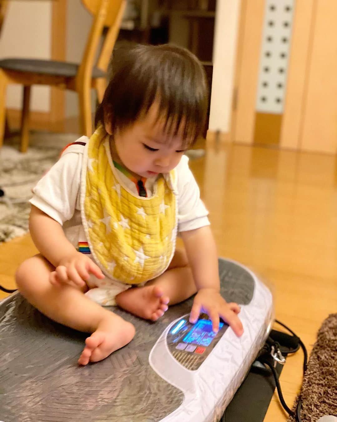 Momoeのインスタグラム：「#この後なんと乗りこなす #立ち上がってブルブルしてた #1歳児にしてダイエットっすか . .  #happy #家事 #育児 #family #家族 #boy #smile #男の子 #息子 #code #love #thankyou #宝物 #ベビー #fashion #follow #心 #縁 #パパ #ママ #家族写真 #男の子ママ #赤ちゃん写真 #photo #子育て #1歳 #flower」