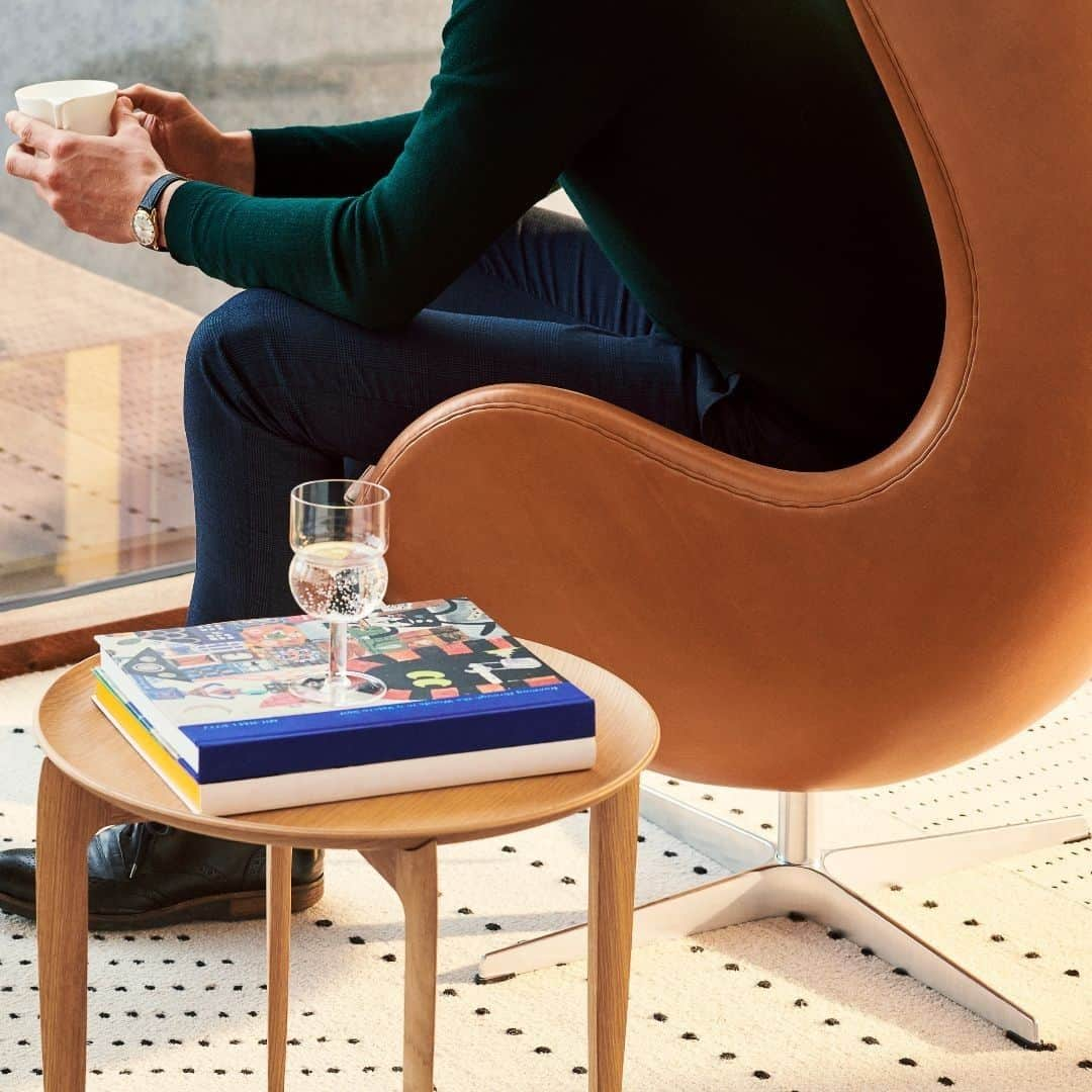 フリッツハンセンさんのインスタグラム写真 - (フリッツハンセンInstagram)「Every leather Egg™ chair is finished by hand with 1,000 stitches. Handwork goes into the Dots Rug by Cecilie Manz and the original design of the nesting table, as well. It's human design and human craftsmanship that give these pieces life and legacy.  Explore more via link in bio  #fritzhansen #rugs #ceciliemanz #eggchair #arnejacobsen #tabletray #chairs #loungechair #designchair #table #tabledecor #tabledesign #danishdesign #danishdesignfurniture #danishdesigner #인테리어디자인 #북유럽디자인 #北欧インテリア #프리츠한센  #フリッツハンセン #インテリア・デザイン」5月27日 16時31分 - fritzhansen