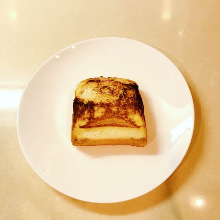 のインスタグラム：「1分クッキング👨‍🍳✨ トースト焼く時間は除いてください(笑)  #アボカドヨーグルトトースト #1分の制限時間 #めちゃ焦るやつ #是非試してみてください #トースト#アボカド#ヨーグルト#ナッツ #ハチミツは多めで」