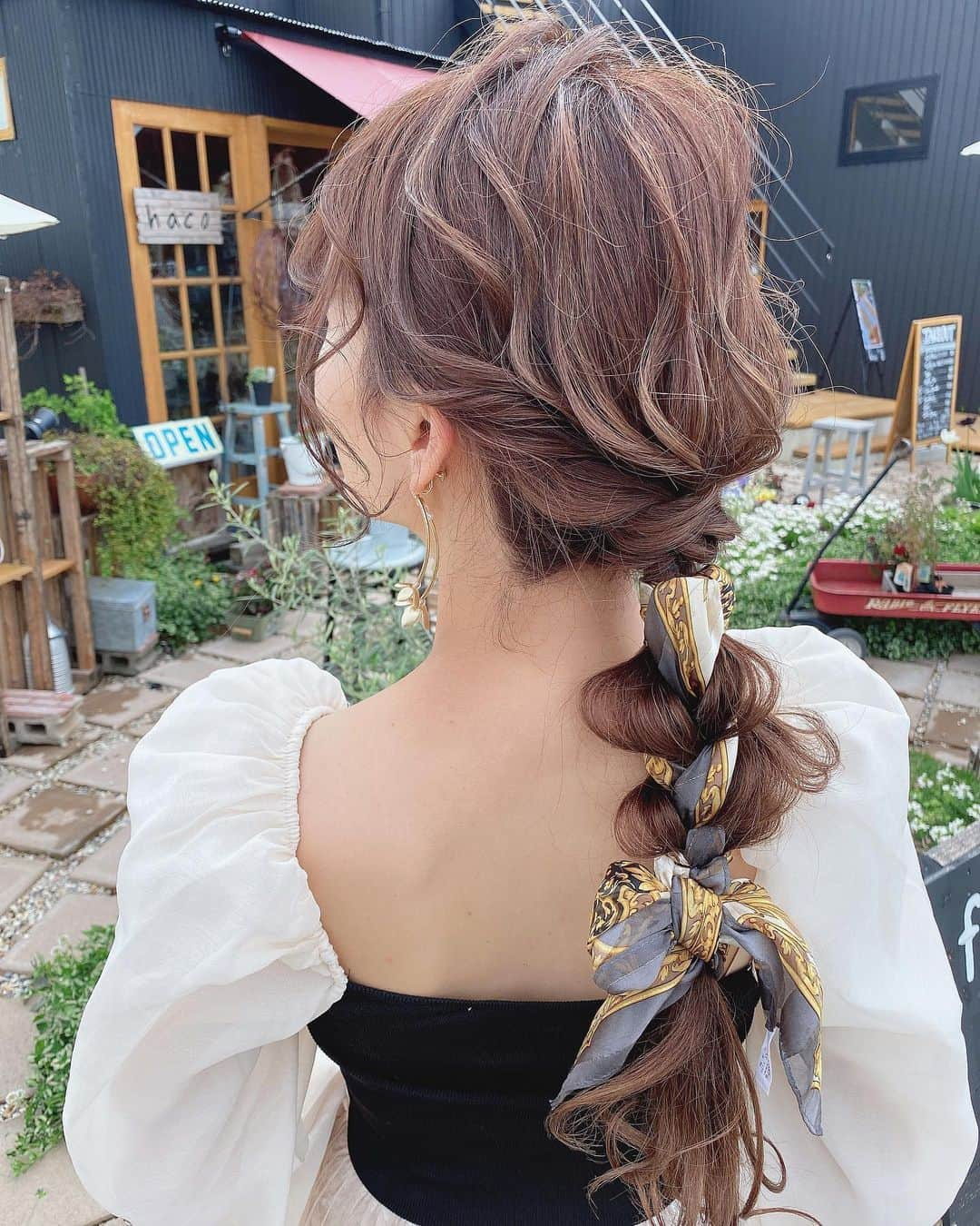 堀井大輔さんのインスタグラム写真 - (堀井大輔Instagram)「#ホリーカタログ ・ スカーフアレンジ ・ ・  #クラウンヘアー#天白区#名古屋 #名古屋美容師 #美容師 #ヘアセット#セット#ヘアアレンジ #東京美容師 #スカーフアレンジ #プレ花嫁 #作品撮り #ウェディングドレス #ホリーマジック #2020冬婚 #2020夏婚 #2020春婚 #全国のプレ花嫁さんと繋がりたい #ウェディングニュース #コテ巻き #巻き髪 #ゼクシィ2020 #アップスタイル #まとめ髪 #おだんご #編みおろし #Dressy花嫁 #プラコレ ￼」5月27日 16時40分 - daisuke_5511