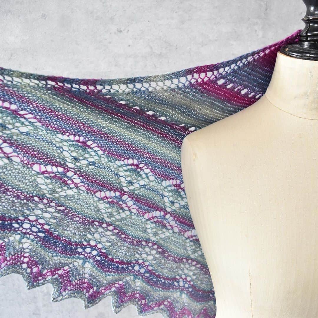 のインスタグラム：「DROPS DELIGHT PRINT wool 75%. poriamido 25% Socks yarn is soft, light and durable. * Drops  ウール75% ポリアミド25% さすがソックヤーン 軽くて柔らかくて丈夫 チクチクが苦手という方にもオススメです。  #dropsdesign #dropsdesigns #dropsyarn #dropsdelightprint #dropsdelight #sockyarn #sockyarnshawl #shawlknitting #knittingshawl #knittinglove #selfstripingyarn #selfstripingsockyarn #selfstripingyarns #ショール編み #編み物作家」