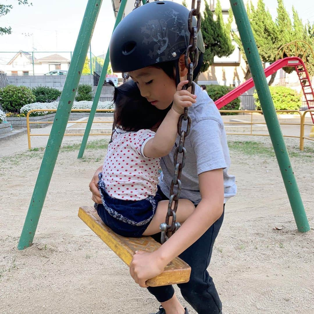 ayu kagawaさんのインスタグラム写真 - (ayu kagawaInstagram)「べったり一緒に過ごした自粛期間👦🏽👶🏻 狭いベランダだけどウッドパネルをひいて遊べるようにしたら子供達に大好評✨✨ おままごとをしたり（娘はすぐ飽きて結局最後までしてるのは息子😀）お菓子を食べたり♫なかなか楽しめる♡✨ いつも小さいパパのように👶🏻のサポート役をしてくれた👦🏽 ・ 早くご飯食べなさい。早く着替えなさい。歯磨きしたん？ダラダラしない！とガミガミ言って何度も息子に爆発してしまったけれど😅妹への優しさには本当に感謝しかない😌 毎日その姿を見て怒りすぎたことを反省する😅 これからもこの繰り返しだろうな😀🙏 #おうち時間  #5歳差兄妹 #1歳2ヶ月#6歳」5月27日 16時45分 - ayuyunyun