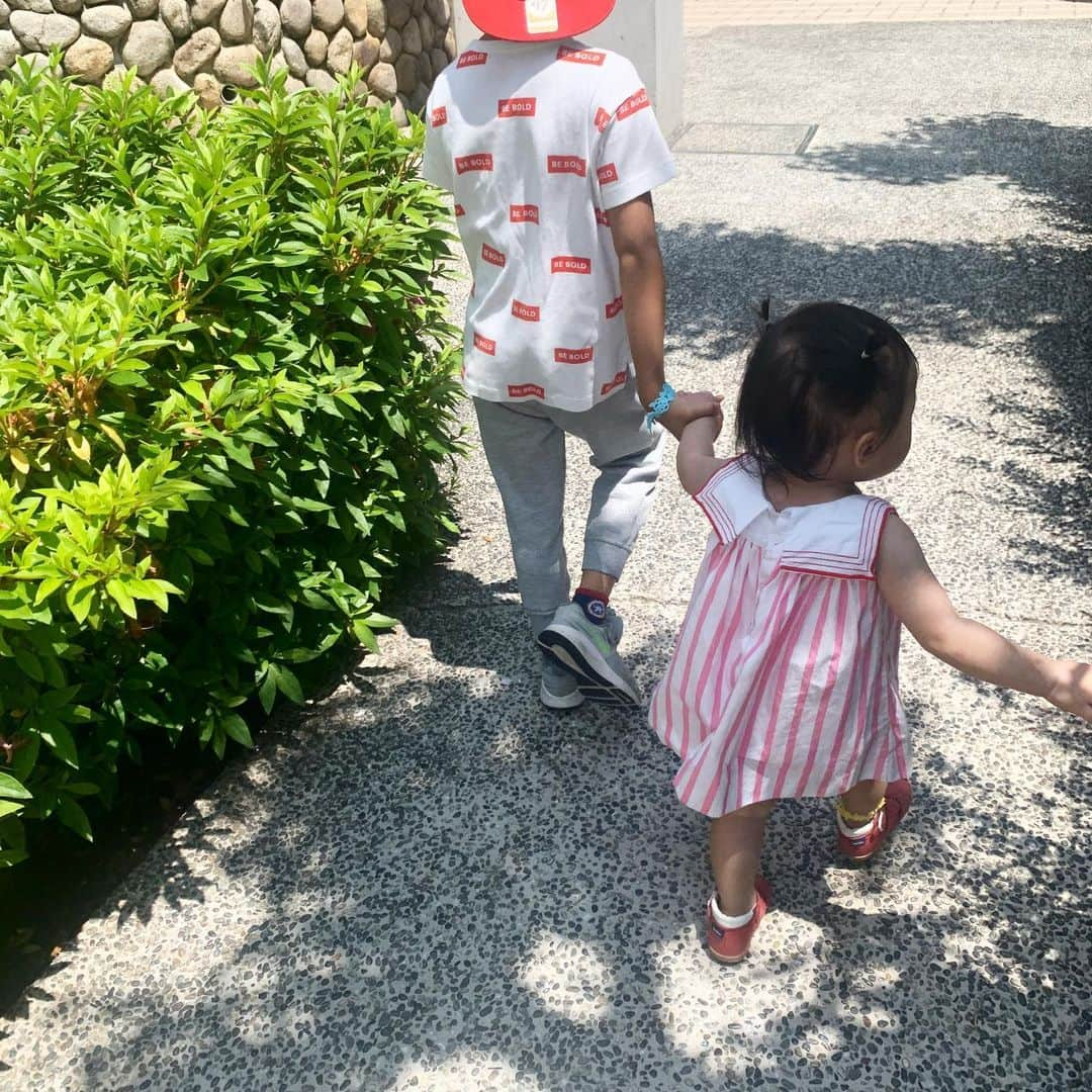 ayu kagawaさんのインスタグラム写真 - (ayu kagawaInstagram)「べったり一緒に過ごした自粛期間👦🏽👶🏻 狭いベランダだけどウッドパネルをひいて遊べるようにしたら子供達に大好評✨✨ おままごとをしたり（娘はすぐ飽きて結局最後までしてるのは息子😀）お菓子を食べたり♫なかなか楽しめる♡✨ いつも小さいパパのように👶🏻のサポート役をしてくれた👦🏽 ・ 早くご飯食べなさい。早く着替えなさい。歯磨きしたん？ダラダラしない！とガミガミ言って何度も息子に爆発してしまったけれど😅妹への優しさには本当に感謝しかない😌 毎日その姿を見て怒りすぎたことを反省する😅 これからもこの繰り返しだろうな😀🙏 #おうち時間  #5歳差兄妹 #1歳2ヶ月#6歳」5月27日 16時45分 - ayuyunyun