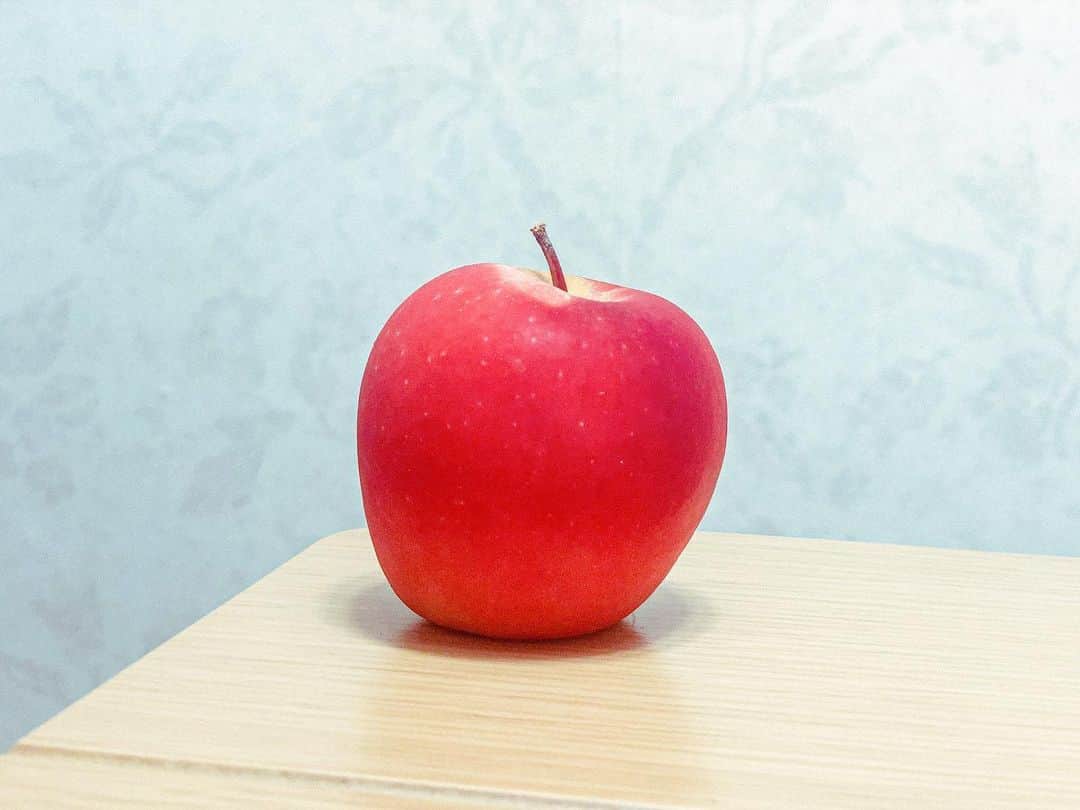 岡田彩花さんのインスタグラム写真 - (岡田彩花Instagram)「. The りんご !! . って感じでかわいい！眼福////🍎✨ . . 昔からりんごモチーフの物が大好きなんだけれど、、 . なんてったって色味とフォルムがね！！！！！！美しい！！！！！😭 . . 最近は毎日のようにりんごチップスを家で焼いているから、 . 食べるのも好きになってきた💗🤤 . 甘いし食感も香りも良い！ . . しかもこれ、小さいりんごなんだ余計に可愛いんだ！！！🥺💕 . . . #lightroom #彩り #りんご #林檎 #リンゴ #小さな幸せ #smallapple  #apple #iphone #ポートレート #写真 #透明感のある世界 #日常に魔法をかけて #儚くて何処か愛おしい様な #ノスタルジーな瞬間を #幸せな瞬間をもっと世界に #幸せな時間をありがとう #大好きなもの #透明感 #東京 #portrait #photography #photo . #岡田彩花 #あやかんぬ #ayakaokada #シグマセブン #シグマ #シグマセブンフェイス #女優」5月27日 16時54分 - ayakaokada1108