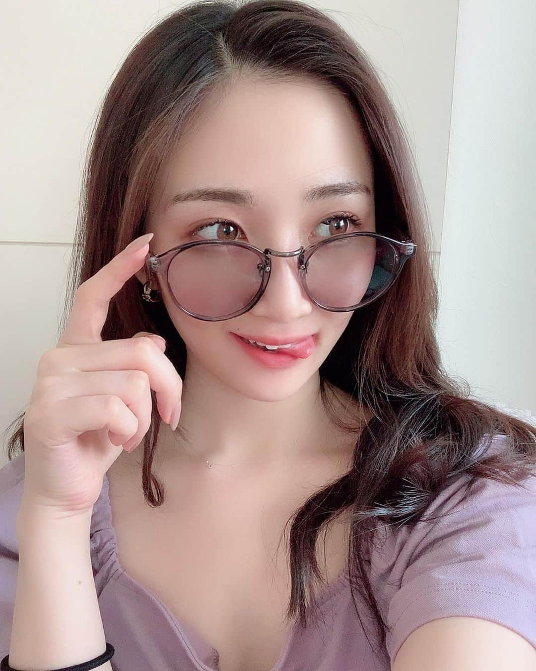 小磯陽香のインスタグラム：「可愛い🥰💓 もうそろそろサングラスが必需品になってくる季節🌴🕶 #tresjewelry」