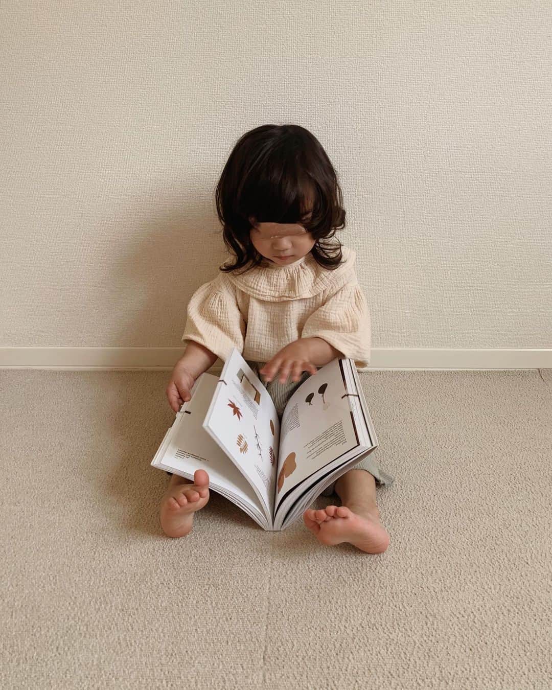 菅谷梨沙子さんのインスタグラム写真 - (菅谷梨沙子Instagram)「今日も朝から家の中をバタバタ走ったり、アイス屋さんごっこしてお絵かきして本をパラパラ読んだかと思えば、しっかりおかあさんといっしょが始まる時間にはソファで待機🛋 最近はそんな感じで娘は過ごしています。  #娘#2歳#女の子ママ#2人目妊娠中」5月27日 16時55分 - risako_sugaya
