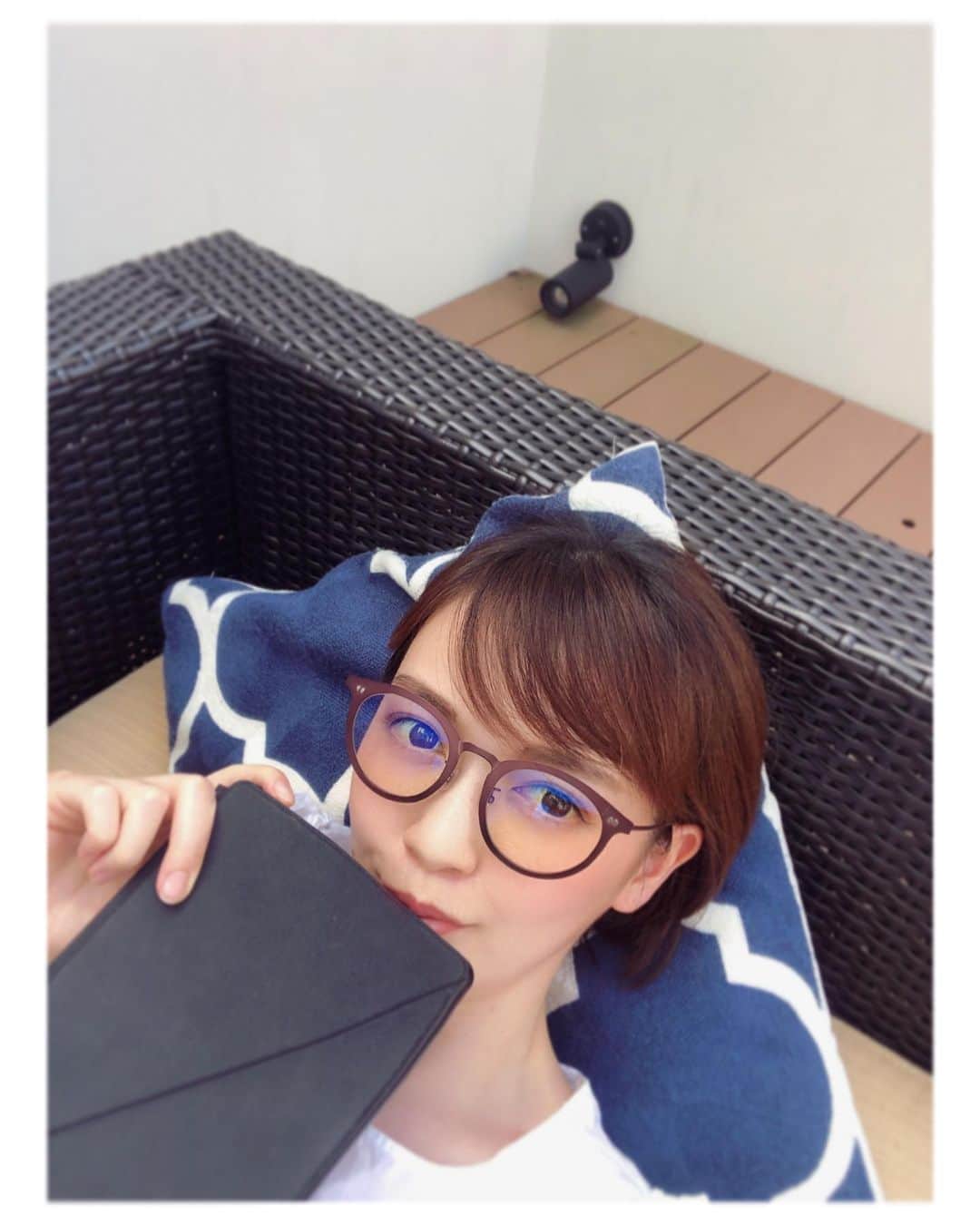 のインスタグラム：「*﻿ 最近はバルコニーのここが定位置に👀﻿ .﻿ もう少し暑くなると出られなくなるからなー🌈﻿ .﻿ 今日は気合い入れて﻿ シチューとか作ろうと思ってたのになー🍖﻿ .﻿ 外が気持ち良く、やる気がなくなったので﻿ おそうめんで！！🍜﻿ .﻿ .﻿ 今週もリモート放送でニュースをお伝えしてます😋﻿ .﻿ . #バルコニー #鬼滅の刃読んでます #3回目 #tokyofm #コロナに関する情報 #お伝えしてます #今週は避難所について #夜ゴハンはおそうめんと決めたら #逆にシチュー食べたくなる」