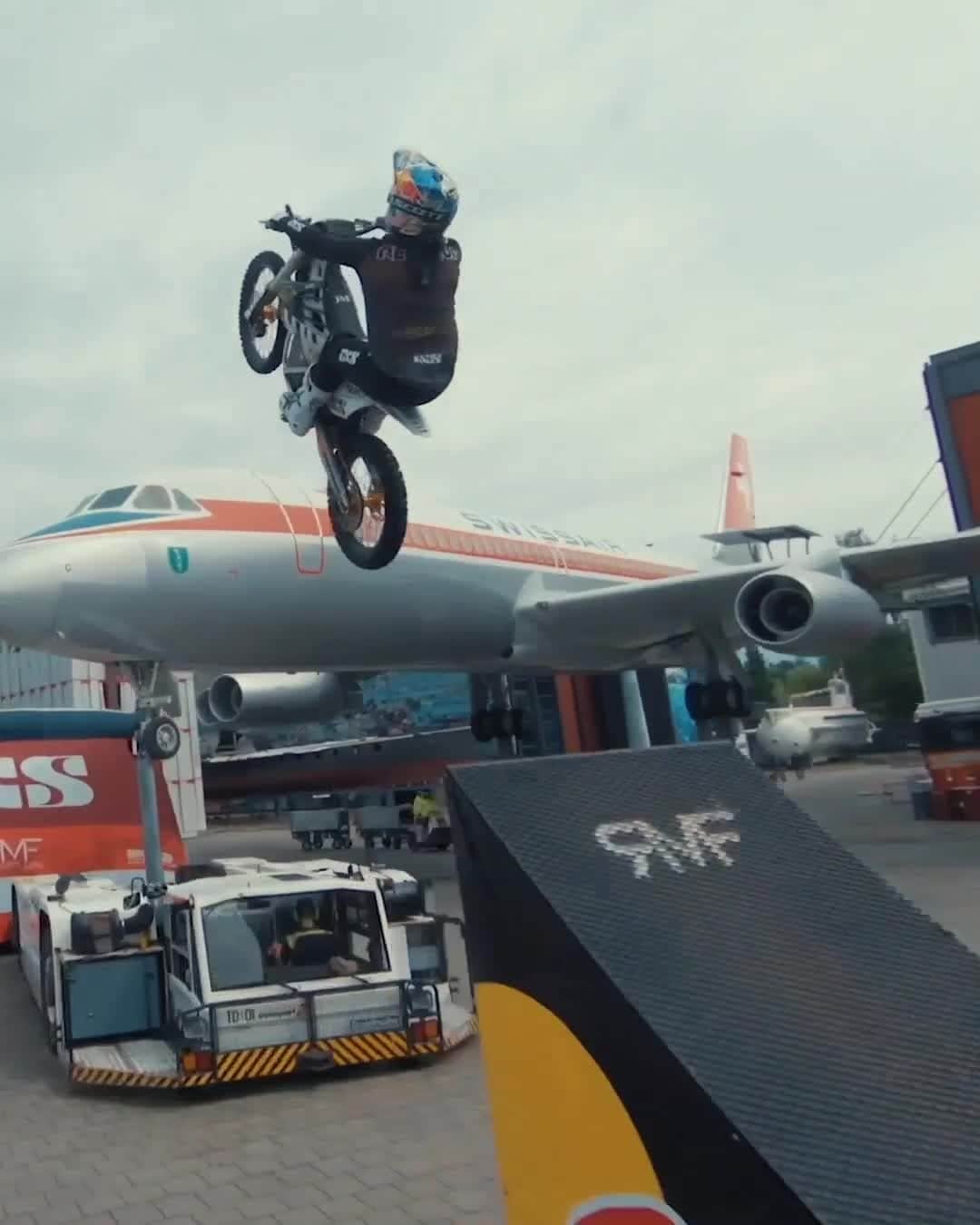 レッドブルのインスタグラム：「this is the kinda playground we're talking about 😏 . ✊: @matrebeaud #redbull #givesyouwings #motorsports #fromwhereiride #trick #moto #freestyle #plane #airport」