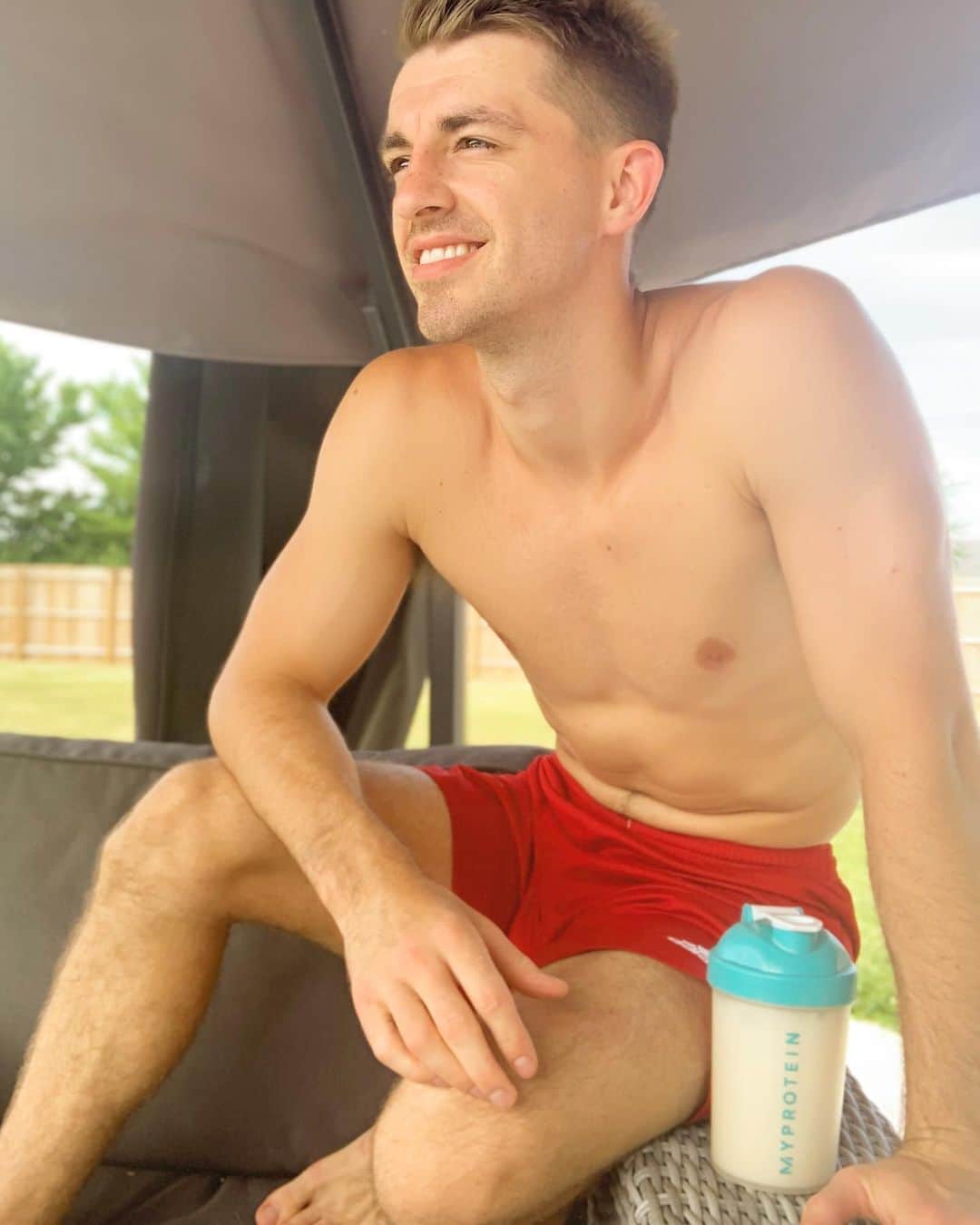 マックス・ウィットロックのインスタグラム：「Workout done! Time to recover and enjoy this amazing weather 💦  @myproteinuk」