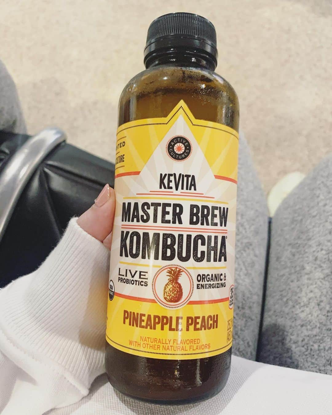 のインスタグラム：「コンブチャ🍹 ダイエットとか美容にって一時期話題だったよね！日本だとなかなか置いてるお店ないよねー🤔❓ ハワイのスーパー楽しすぎた💕 . #コンブチャ #kombucha #ハワイ #hawaii #honolulu #美容 #ダイエット」