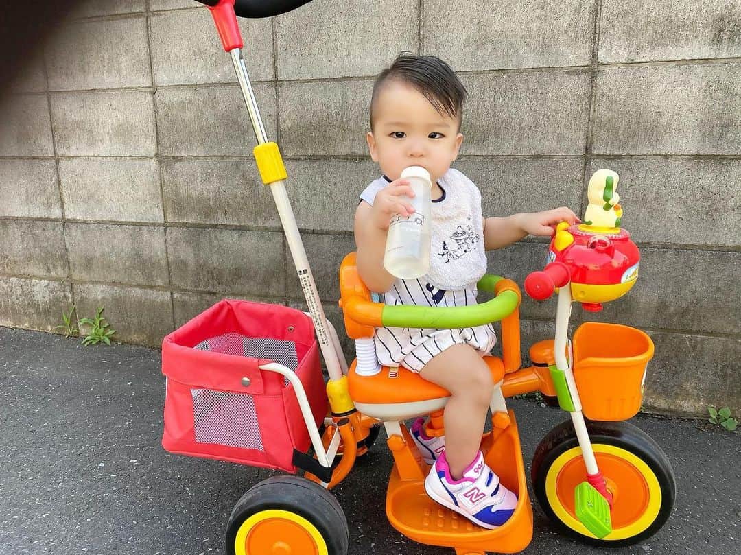 Momoeのインスタグラム：「人生初散髪✂️笑 かわいくて笑う笑 . .  #happy #家事 #育児 #family #家族 #boy #smile #男の子 #息子 #code #love #lucky #kids #子供 #thankyou #宝物 #ベビー #fashion #follow #心 #縁 #パパ #ママ #家族写真 #男の子ママ #赤ちゃん写真 #photo #子育て #1歳 #flower」