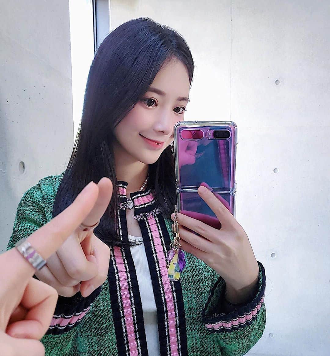 のインスタグラム：「@famulus_official의 지목을 받아 handroof 캠페인에 참여하게 되었습니다. handroof 캠페인은 부지 계약이 끝난 김포 아지네마을의 상황을 알리기 위해 시작되었습니다. 유기견의 따뜻한 집을 위해 손길을 이어가주세요. 사설 유기동물 보호소의 재정자립을 돕는 예비 사회적 기업 ’파뮬러스'에서 캠페인 게시물 1건 당 100원씩 기부합니다. 캠페인 및 펀딩 기간은 5월 14일부터 6월 12일까지 입니다.  이 글을 보고 계신 팔로워분들도 캠페인에 함께 동참 해주세요.  #hadnroof #손지붕 #유기동물 #후원반지 #아지네마을 @famulus_official @kunimal_ ⠀⠀ ⠀⠀⠀⠀ ⠀⠀⠀⠀ ⠀⠀⠀⠀ ⠀⠀⠀⠀ ⠀⠀⠀ * 거울에 손가락 닿지 않았습니다.」
