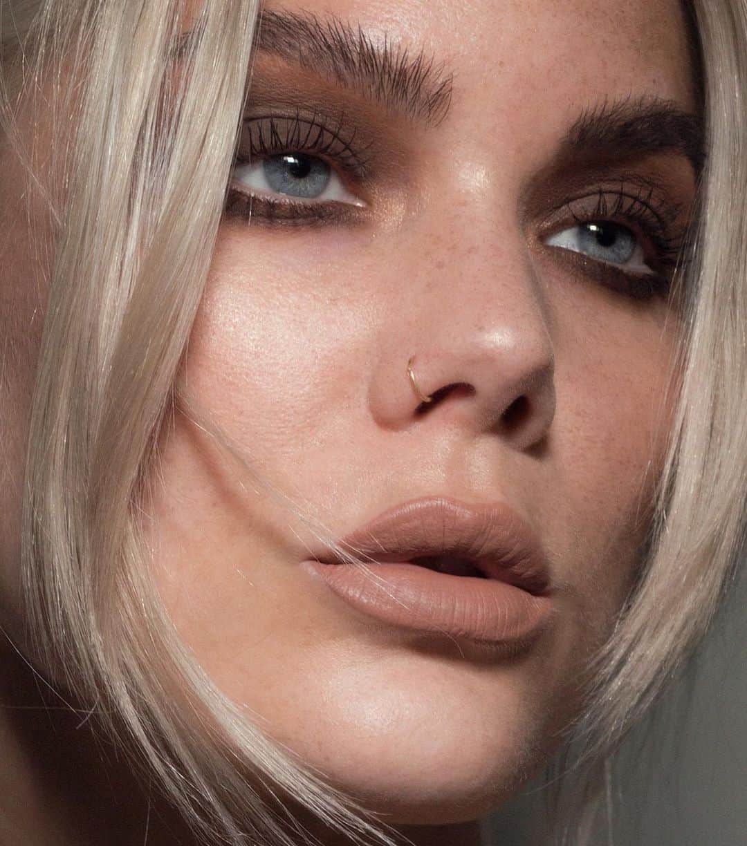 Linda Hallbergさんのインスタグラム写真 - (Linda HallbergInstagram)「I can’t come up with a caption for this one... but hey, this is me in a brown smokey eye ☺️」5月28日 4時18分 - lindahallberg