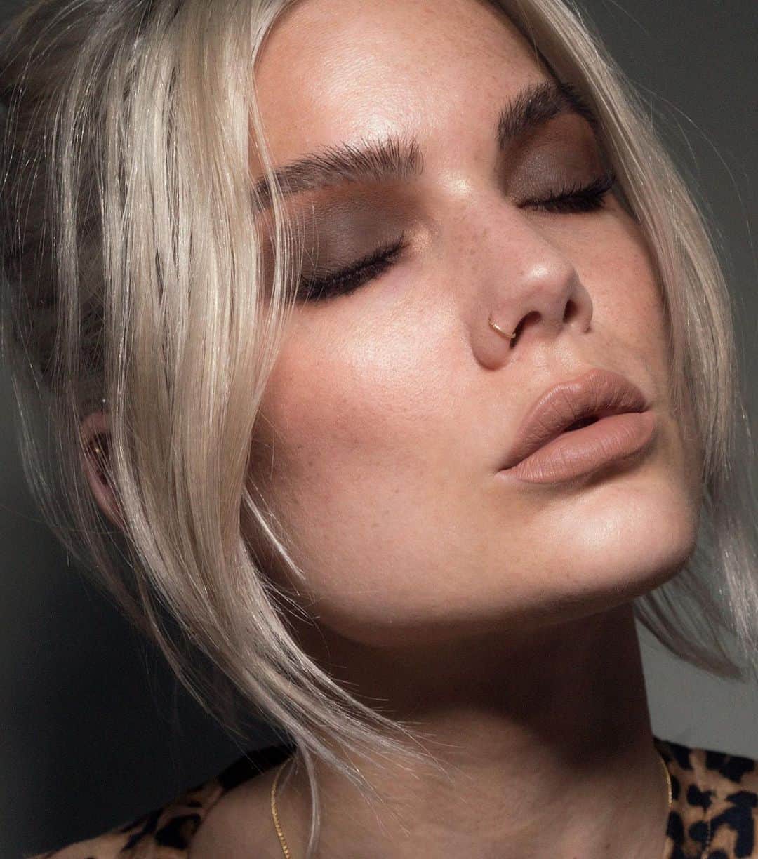 Linda Hallbergさんのインスタグラム写真 - (Linda HallbergInstagram)「I can’t come up with a caption for this one... but hey, this is me in a brown smokey eye ☺️」5月28日 4時18分 - lindahallberg