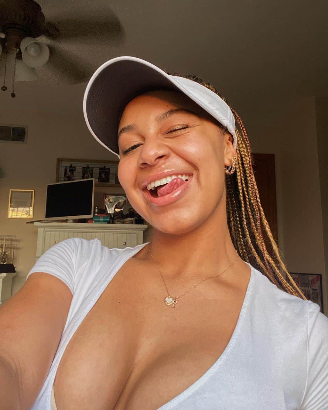 Nia Sioux Frazierさんのインスタグラム写真 - (Nia Sioux FrazierInstagram)「Spent two days trying to think of a caption and still couldn’t think of anything lol. Enjoy some random selfies🤍」5月28日 2時55分 - niasioux