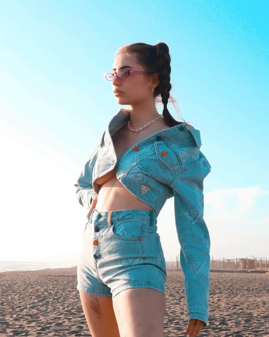のインスタグラム：「Hardcore craving this summer🌞 Prima giornata al mare dopo tanto, troppo tempo, indossando la collezione Guess x J Balvin disponibile dal 5 Giugno. @guess @JBalvin #GuessxJBalvin #adv」