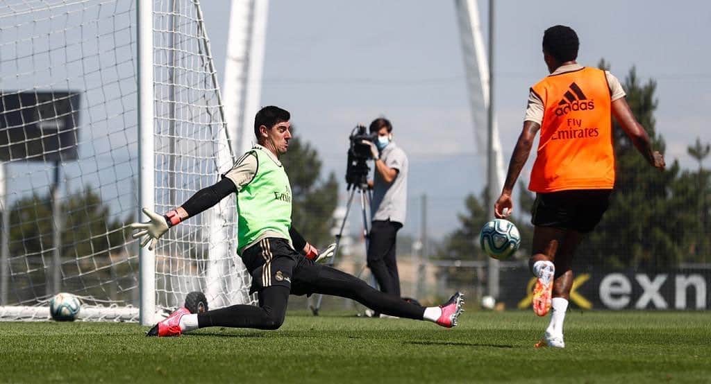 ティボ・クルトゥワのインスタグラム：「Cada vez más cerca del regreso! #HalaMadrid 🤍」