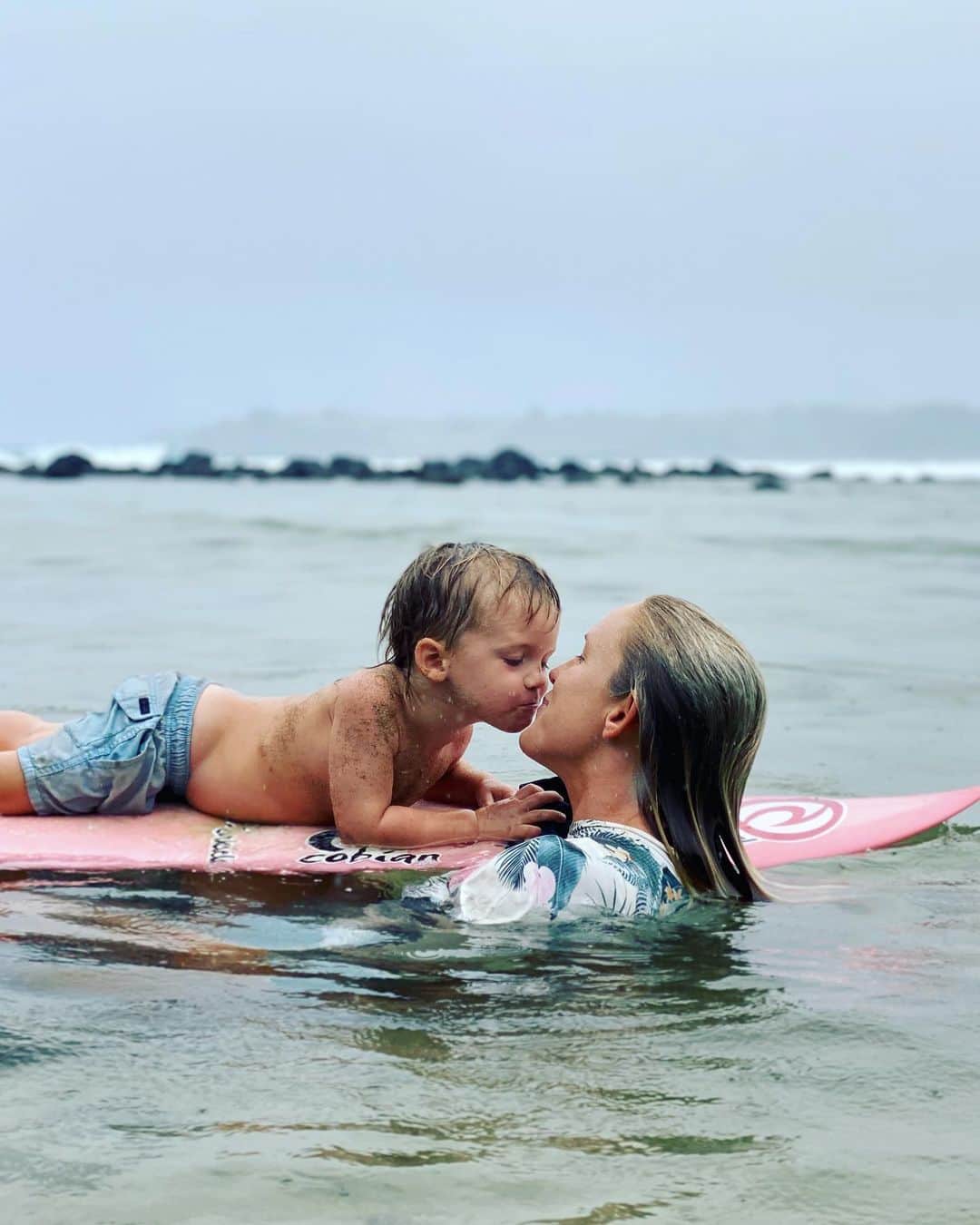 Bethany Hamiltonのインスタグラム：「Oh the sweetest lil lips 😘 ✨ All the weird stuff going on got me giving a lot of kissies!!! Gotta keep the good prevailing. Happy for #momlife & the God given purpose it brings me everyday! Also waking up excited everyday to be sharing my Unstoppable online course that is truly changing lives and bringing light to others everyday! Lots of love to you all!」