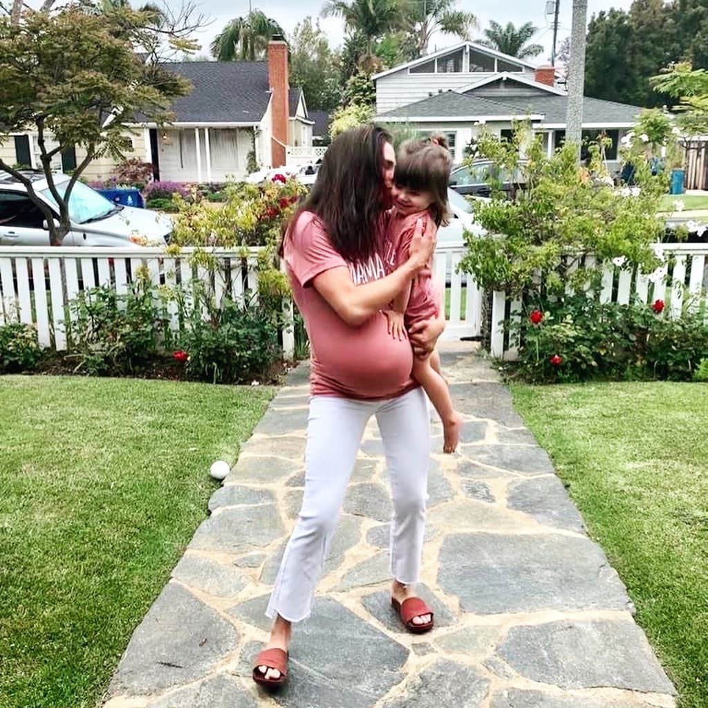 カーラ・ソウザのインスタグラム：「Those of you who have already watched module one of #Unleashed already know this, but building this course has also coincided with my pregnancy ❤️ Opening up in such a deep way while creating life has been such a gift and I’m honored to continue sharing, growing, and UNLEASHING with you all over the course of the next four weeks.」
