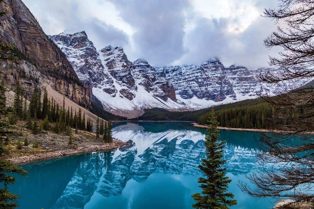 Lonely Planetのインスタグラム：「The Canadian mountain town of Banff has re-opened to visitors. According to the mayor, "It’s going to look different and it might feel different - but it’s still going to be awe-inspiring." Tap the link in our bio to find out how this bucket list destination is re-opening.」