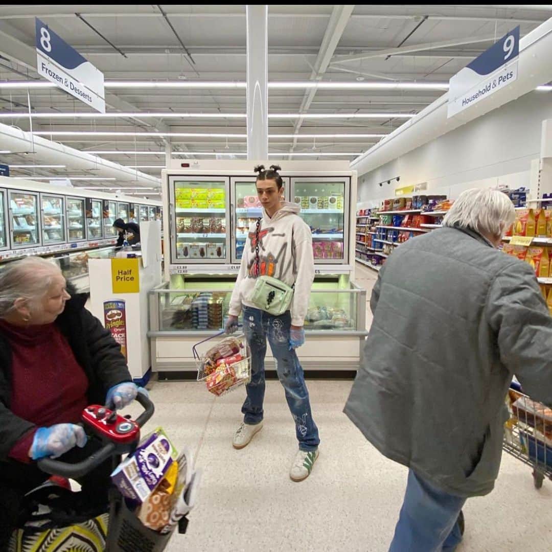 ジョージジーナ&ルーシーのインスタグラム：「Doing the grocery’s with @paddingtonpear and our The Drops 🤍 #georgeginalucy #gglsquad」