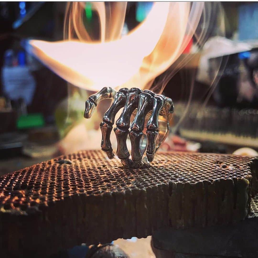 クレイジーピッグさんのインスタグラム写真 - (クレイジーピッグInstagram)「Large bone hand ring 😍 #bone #hand #ring #silver #gothic #heavymetal #rocknroll」5月28日 3時35分 - crazypigdesignslondon
