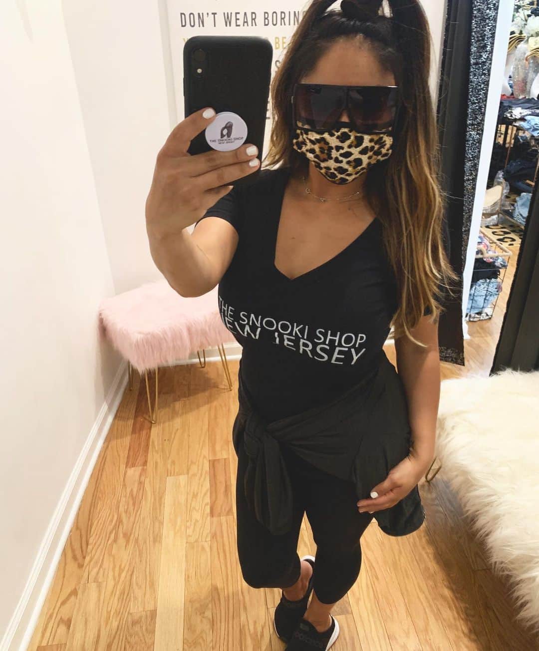 ニコール・ ポリッツィのインスタグラム：「MAWMA @thesnookishop 🖤」