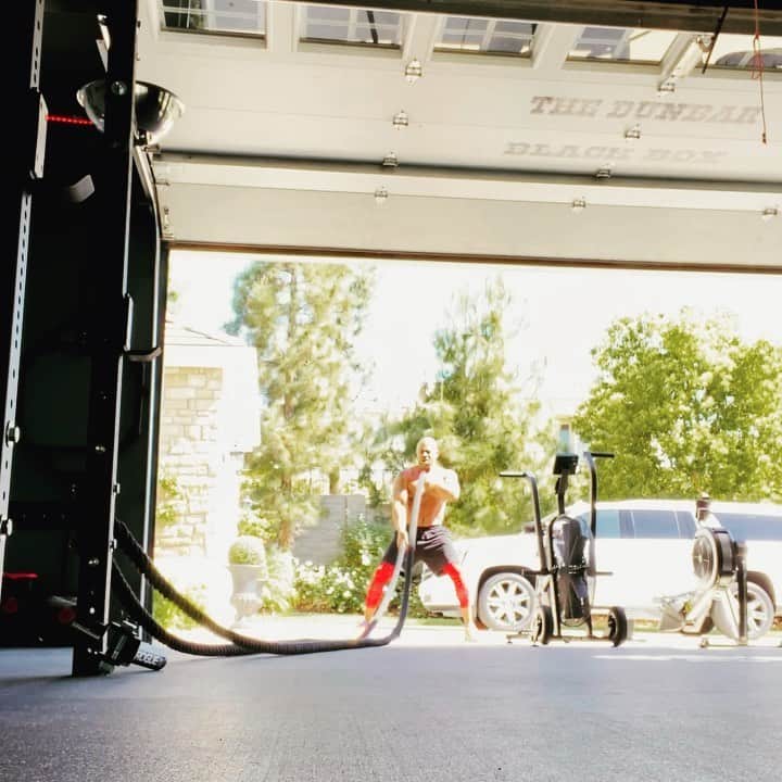 ロックモンド・ダンバーのインスタグラム：「Got my old ass beat today... it’s ok... I’ll try again tomorrow... #blackboxgaragegym #nevergiveup #battleropes #47 #dadbod」