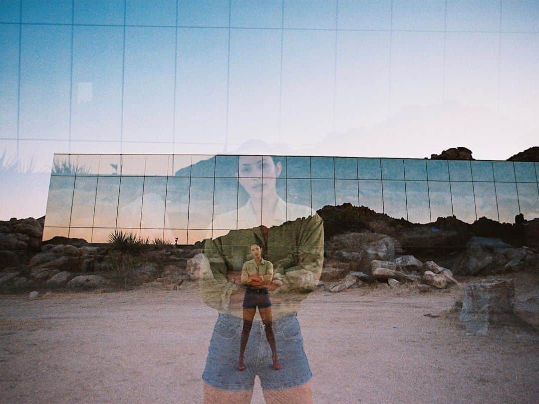 ジョーディン・テイラーのインスタグラム：「Can’t freaking wait to show you guys the inside of this RIDICULOUS home in Joshua Tree 😍」