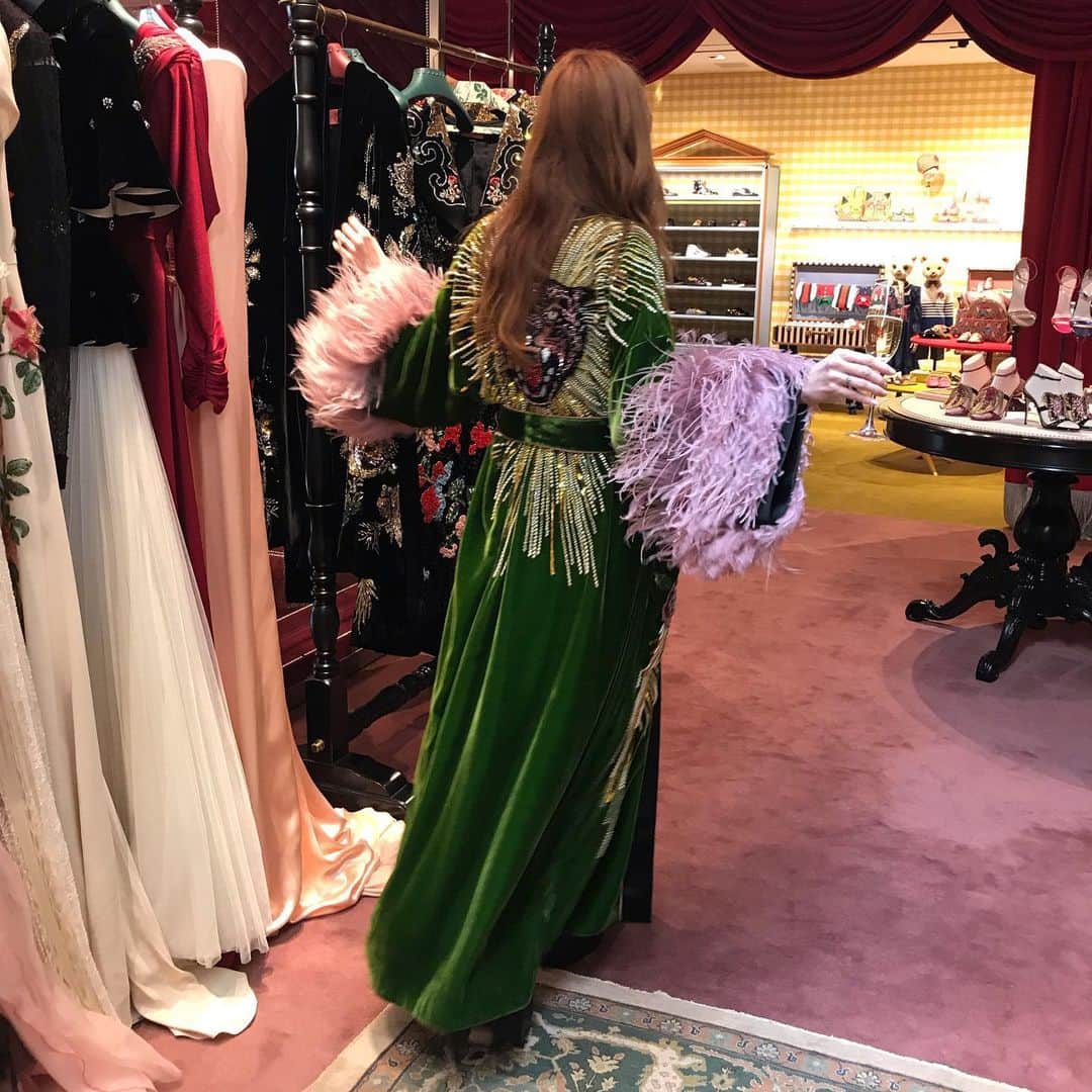 Faith Picozziさんのインスタグラム写真 - (Faith PicozziInstagram)「I miss shopping in stores! One of my fav pieces 💜 @gucci @alessandro_michele @myvonne6 #guccigirl #gucci #kimono #fashion #style #ootd」5月28日 3時52分 - faithpicozzi