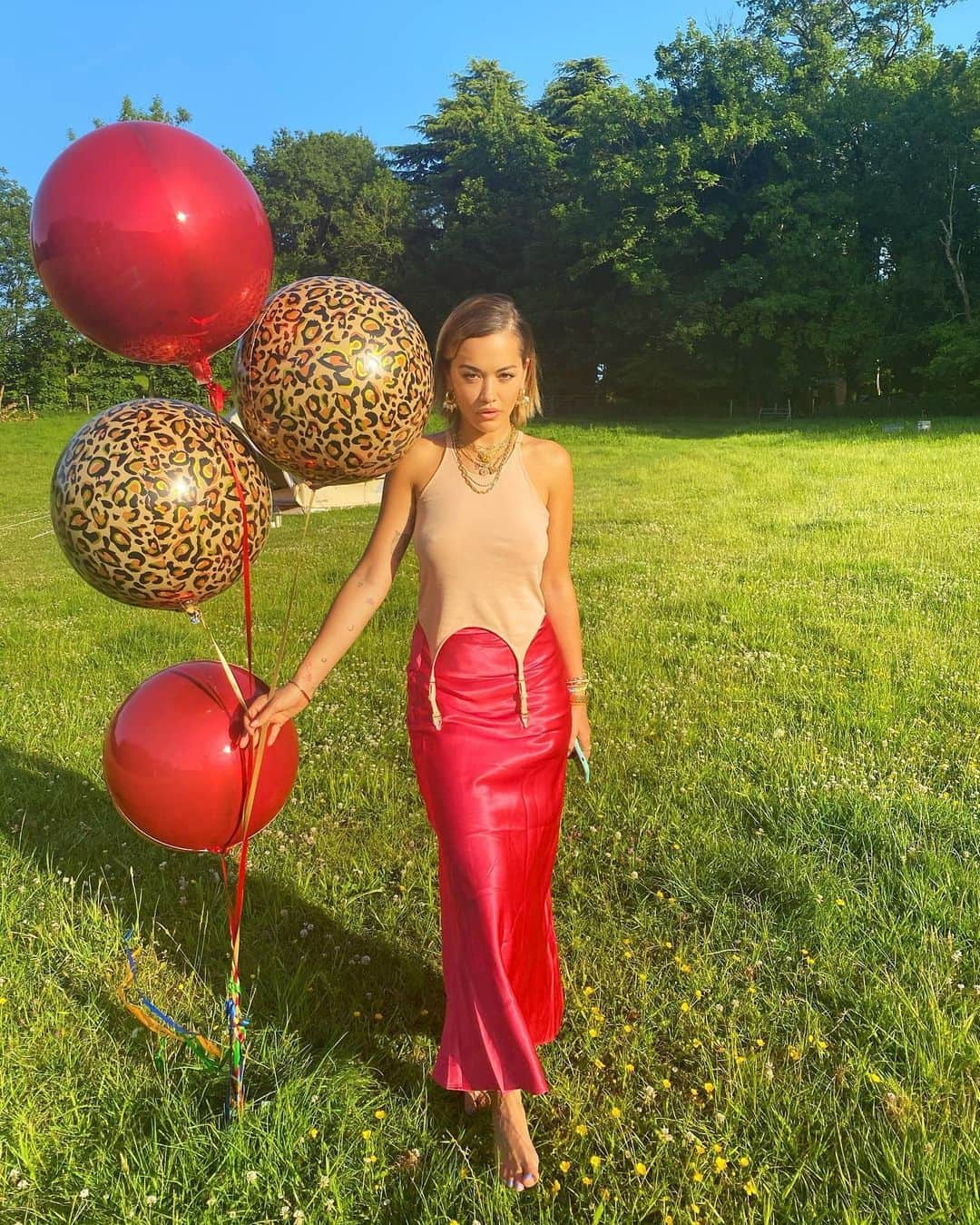 リタ・オラさんのインスタグラム写真 - (リタ・オラInstagram)「Let’s be lonely together ❤️🎉🎈made a lil outdoor balloon party!! Who’s seen Lonely Together from #BigWeekend on @bbciplayer??」5月28日 4時00分 - ritaora